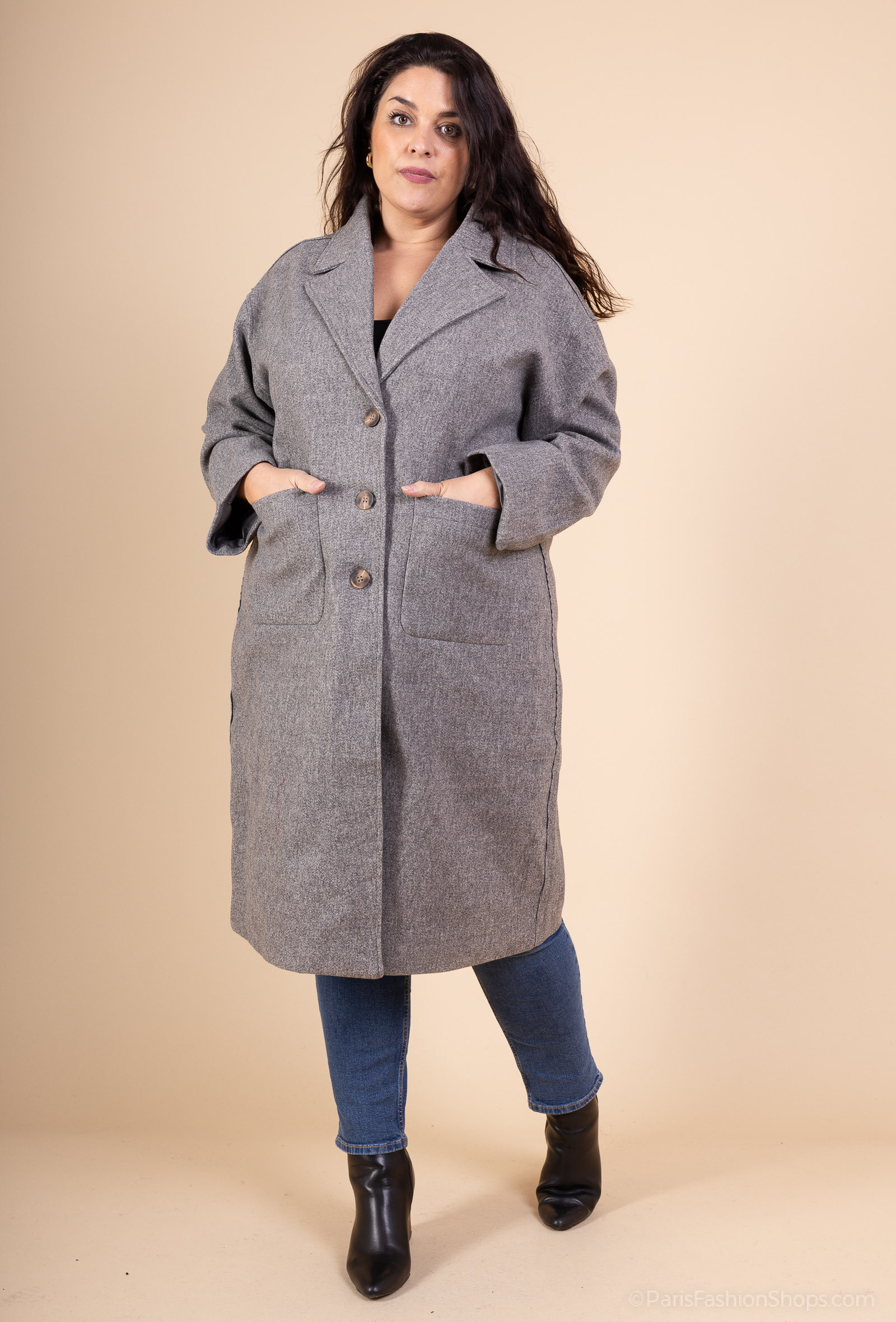 Elegant women's coat made of polyester and viscose, perfect for the autumn/winter season, designed in China. 
Length of 1m10.