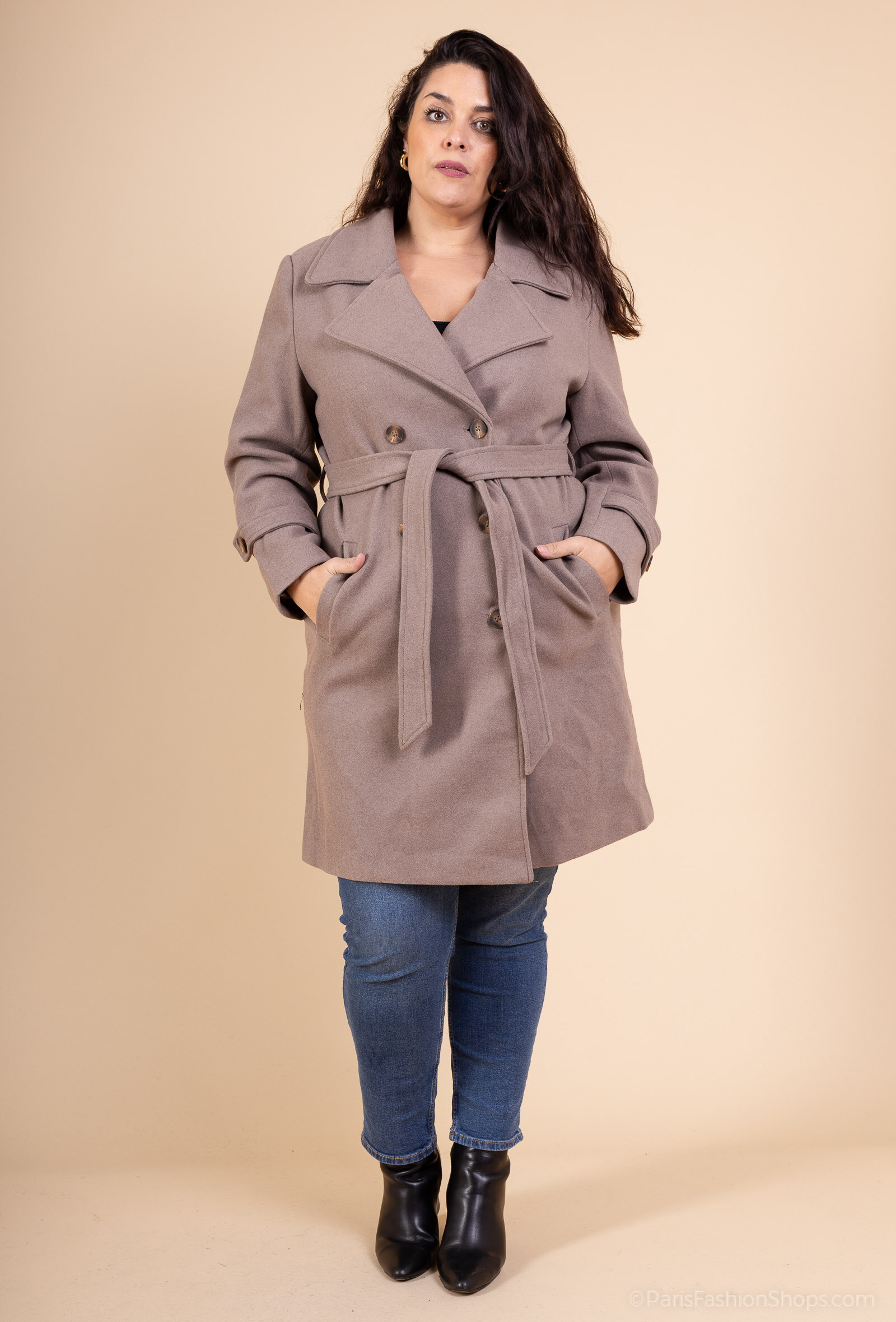 PLUS SIZE coat, autumn/winter, made of polyester and viscose, perfect for the cold season, made in China.
