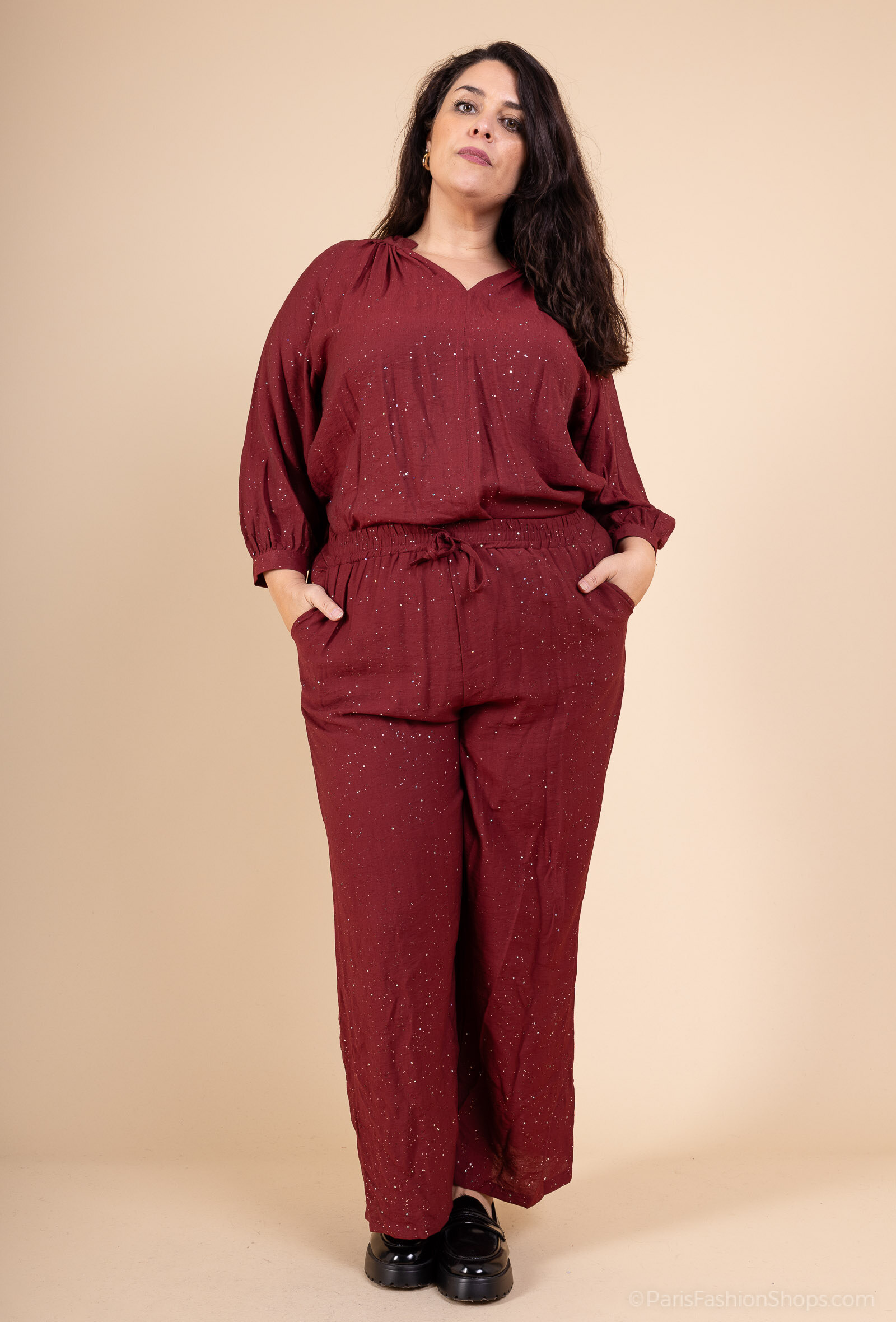 Plus-size shimmering lyocell pants with pockets and an elastic waistband, perfect for autumn, made of 88% viscose, 12% polyamide. Made in China.
You can pair them with tops from reference F612-4.