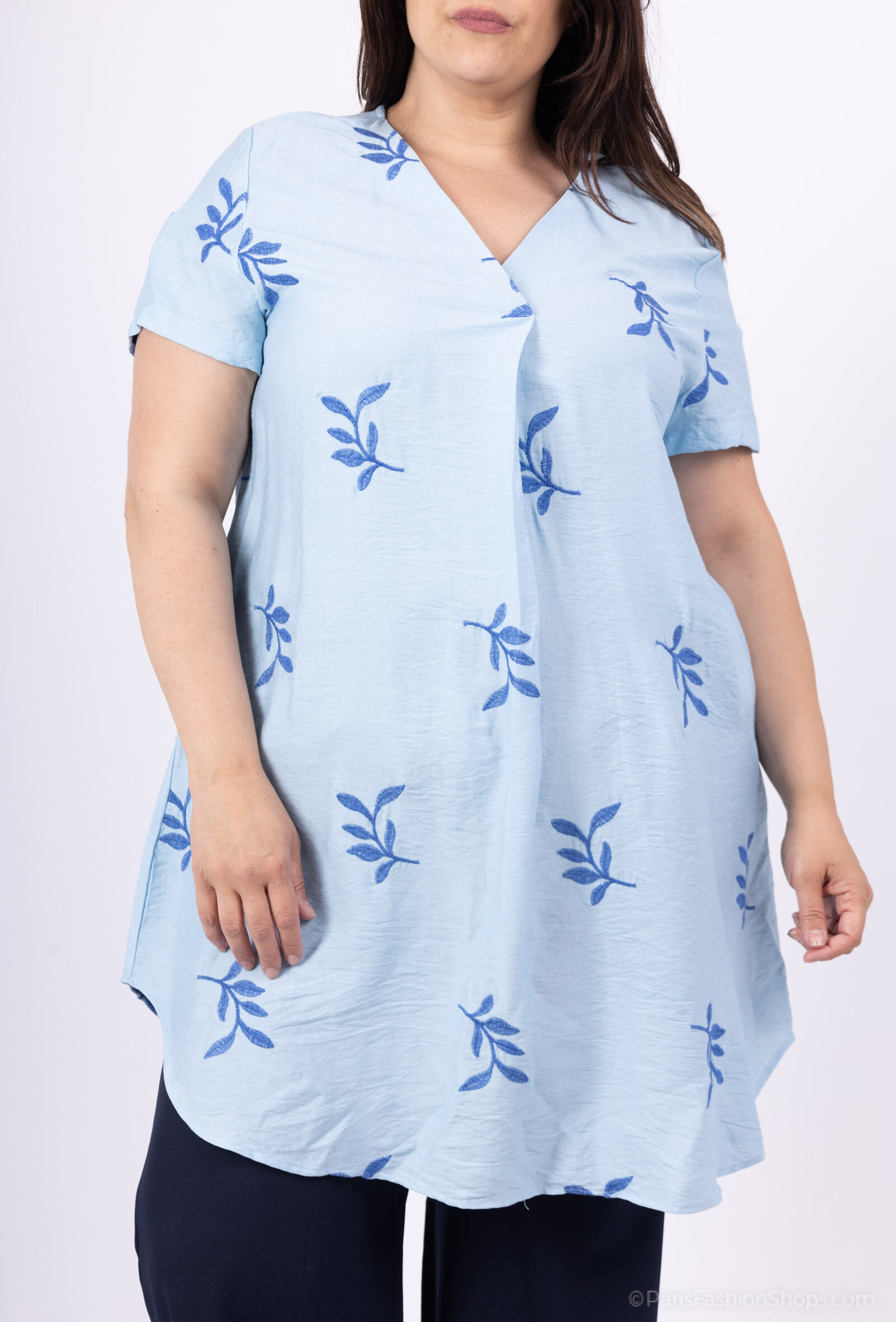 Robe tunique brodée en Lyocell, 88% viscose, 12% polyamide, idéale pour le printemps/été 2025, conçue pour sublimer les grandes tailles.