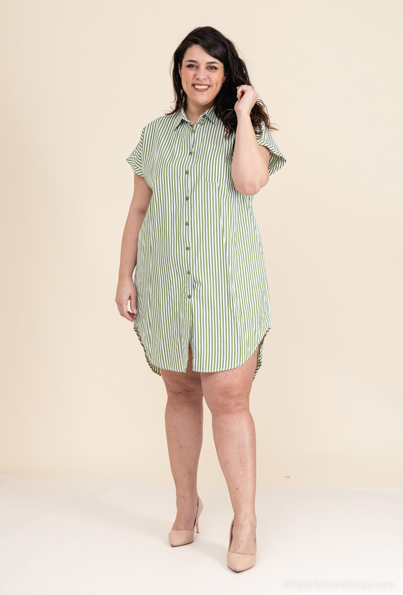Robe-tunique légère, moitié coton moitié polyester, idéale pour le printemps. Fabriquée en Chine, parfaite pour toutes avec ses grandes tailles.