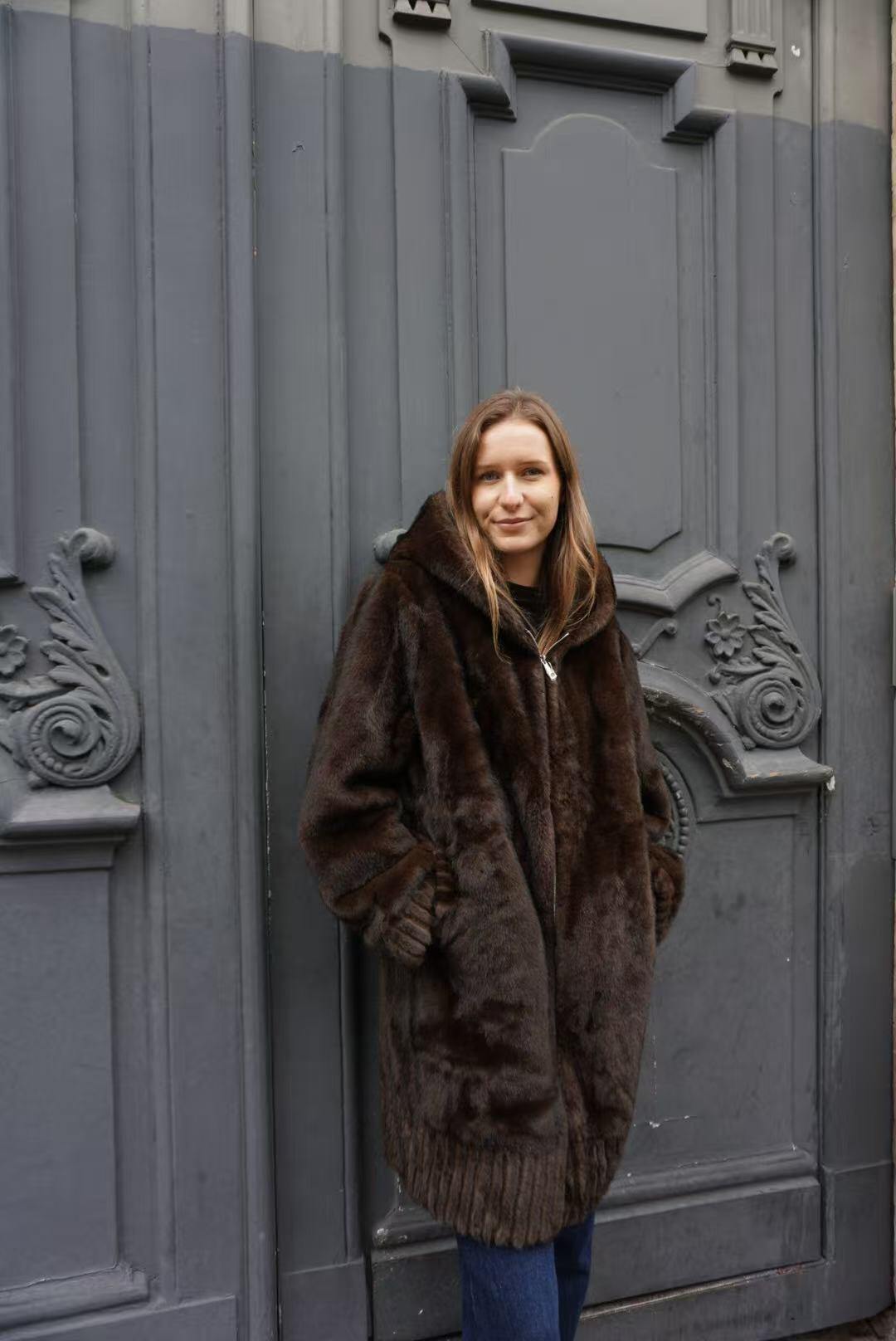 Manteau à capuche en fausse fourrure