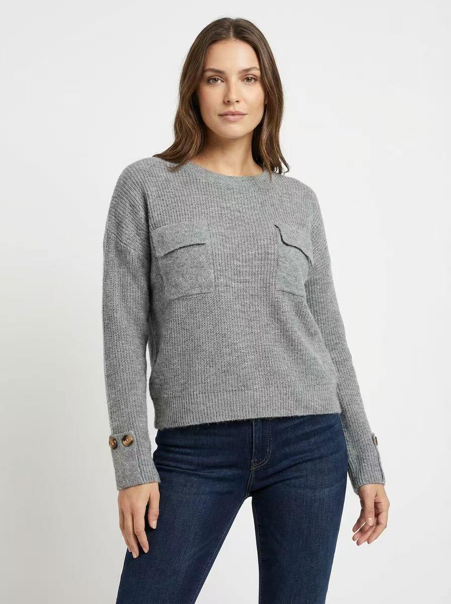 Maglione con bottone sulla manica