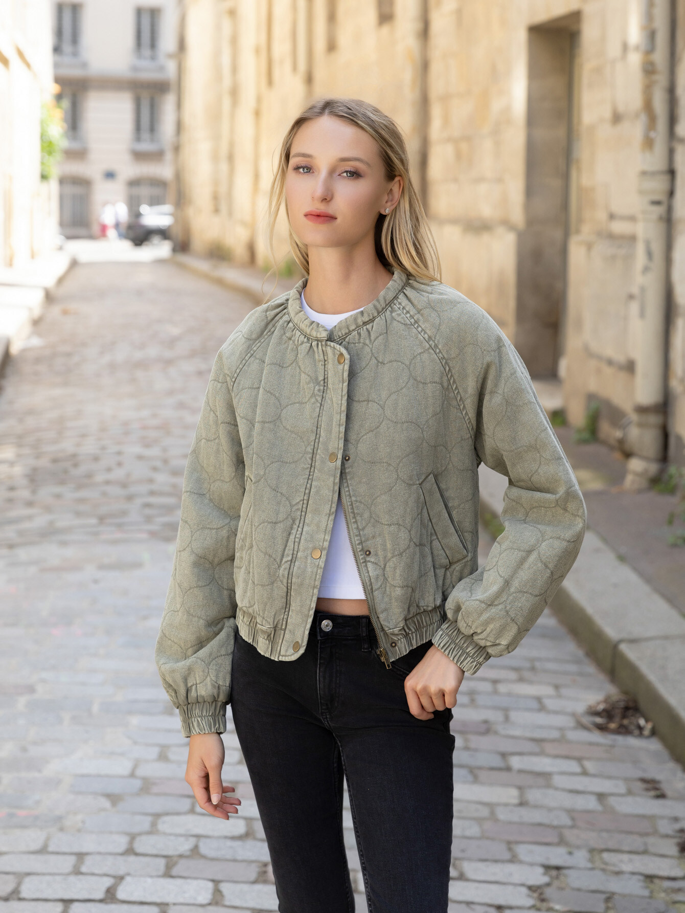 - Blouson bomber matelassé, motif surpiqué en forme losanges.
- Col rond, fermeture boutonnage pression.
- Manches longues avec poignets élastiques.
-Poches latérales.
-Mannequin mesure 175cm, porte la taille S