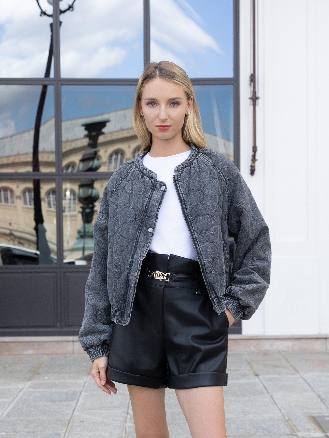 - Blouson bomber matelassé, motif surpiqué en forme losanges.
- Col rond, fermeture boutonnage pression.
- Manches longues avec poignets élastiques.
-Poches latérales.
-Mannequin mesure 175cm, porte la taille S