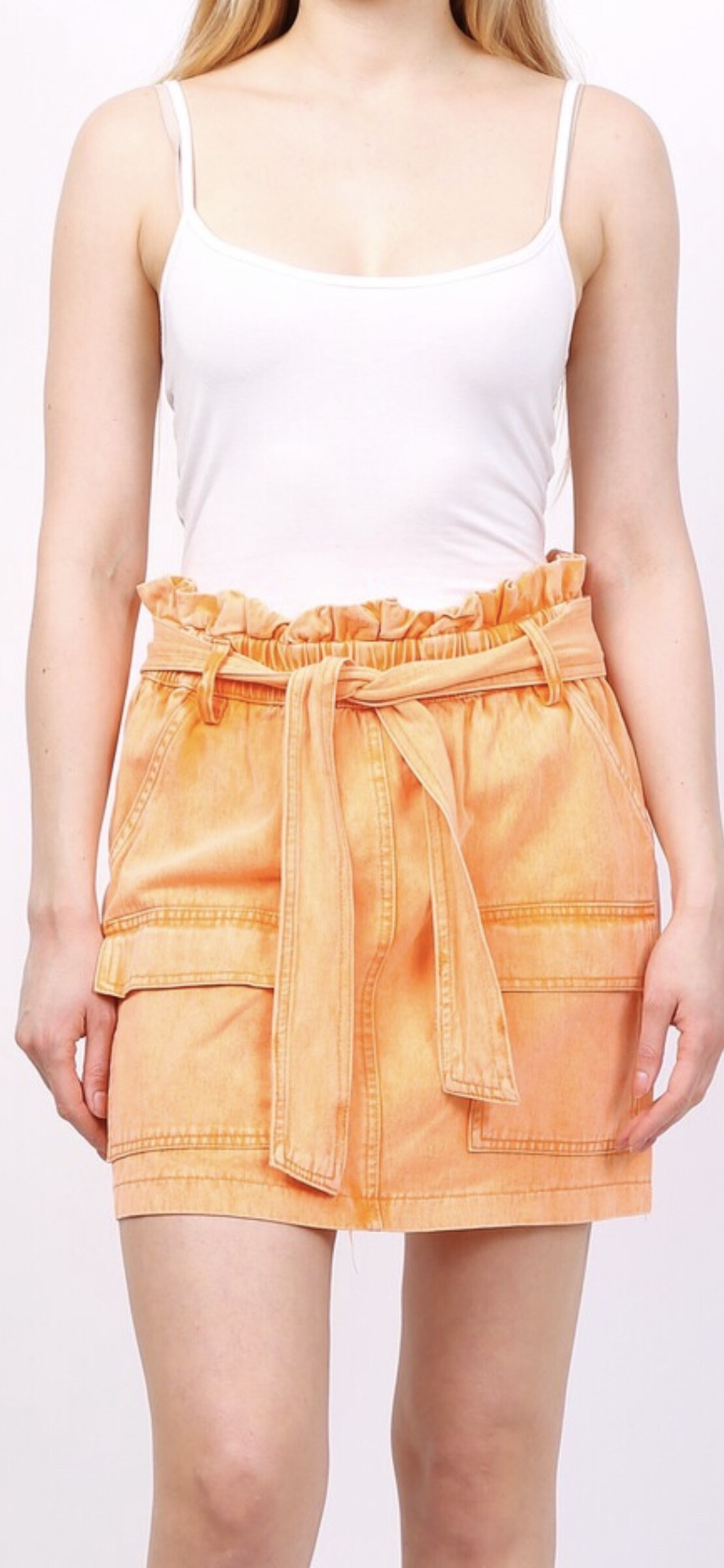 -Jupe courte coton délavée -Taille élastique -Grosses poches sur le devant