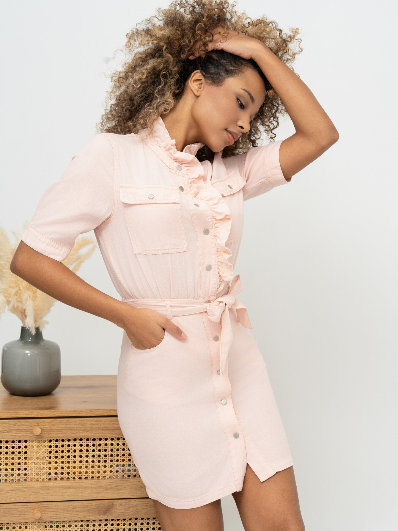 -Robe chemise en coton délavé -Encolure ornée de volants -Fermeture à bouton pression -Ceinture à nouer -Manches courtes -Poches sur la poitrine