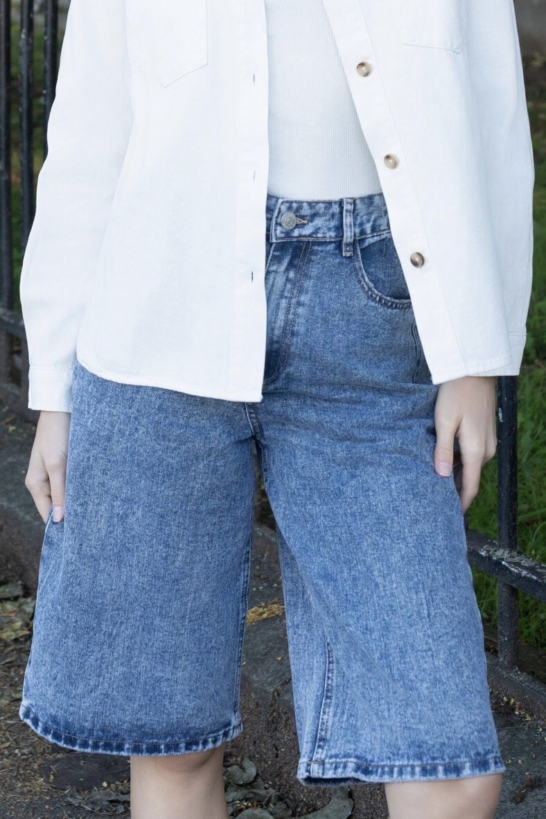 -Bermuda in jeans -Right -Right -Western pockets and rear pockets