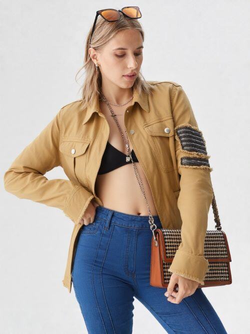 - Veste saharienne 
-Col chemisier 
-Poches enveloppé sur le devant
-Ecusson sur la manche gauche
-Cintré avec un cordon lacet réglable au niveau de la taille
-Effiloché bas de la veste