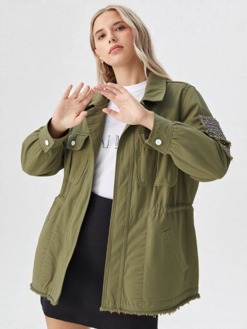 - Veste saharienne 
-Col chemisier 
-Poches enveloppé sur le devant
-Ecusson sur la manche gauche
-Cintré avec un cordon lacet réglable au niveau de la taille
-Effiloché bas de la veste