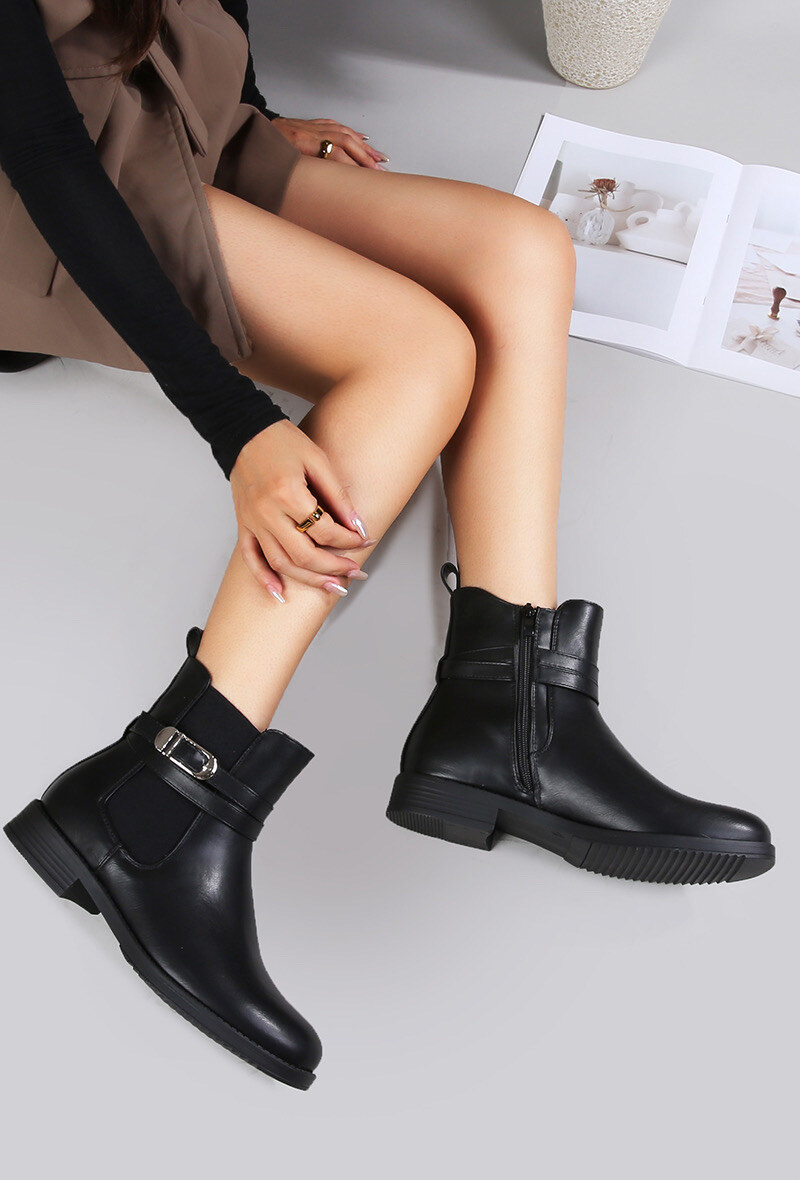 Großhändler Cink Me - Stiefeletten aus Kunstleder mit langem goldfarbenem Schnallenriemen