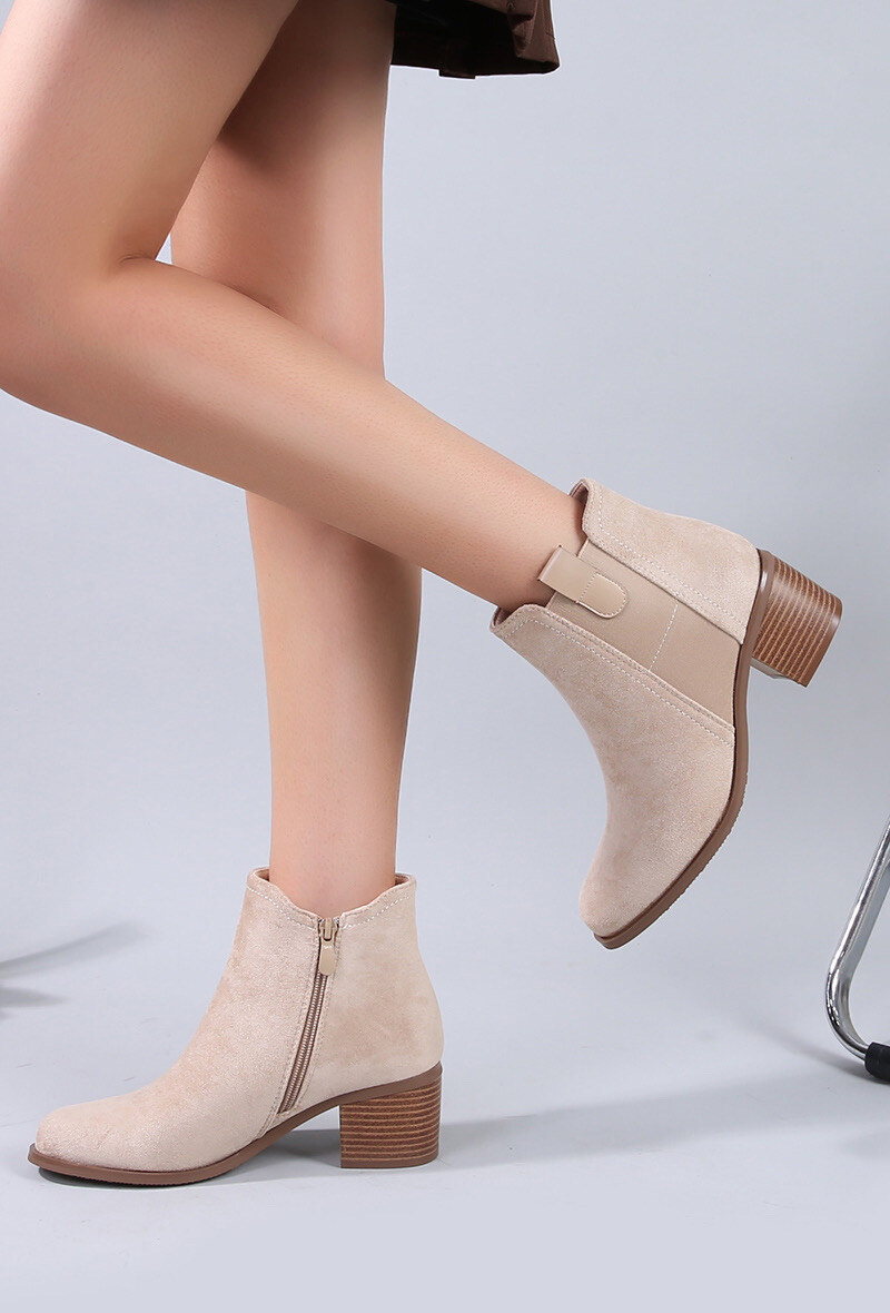 Großhändler Cink Me - Stiefeletten aus Wildlederimitat mit eckigem Holzeffekt-Absatz, seitlichem Reißverschluss und seitlichem elastischem Band