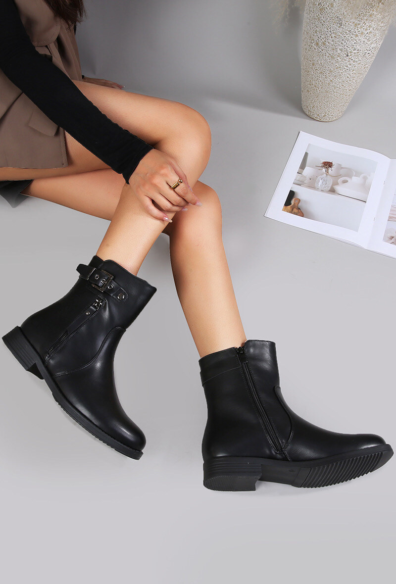 Großhändler Cink Me - Kurze Kunstleder-Stiefeletten mit Riemen, Schnalle und Schlaufe, internem und externem Reißverschluss