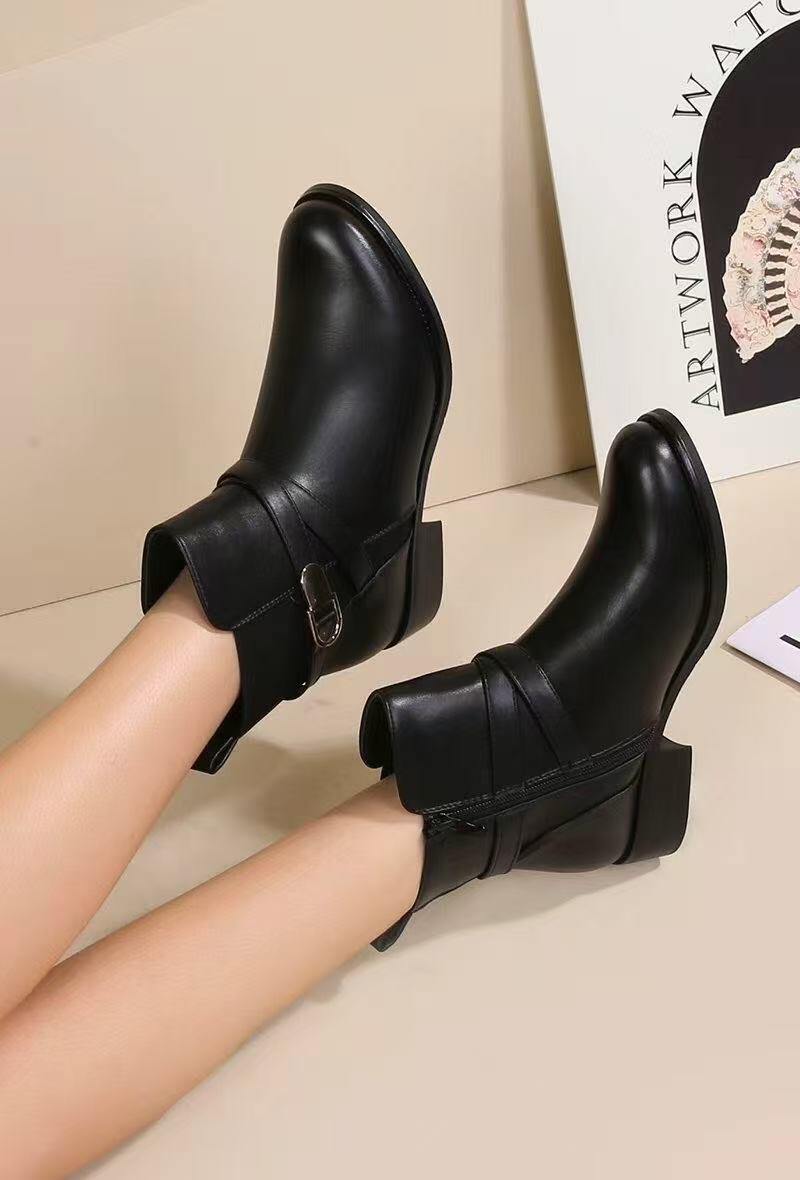 Wholesaler Cink Me - Shiny short boots with thick soles and a small golden clasp