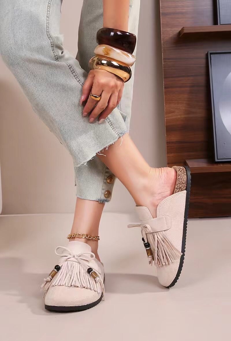 Grossista Cink Me - Mules in camoscio con punta tonda e suola effetto legno, con cinturino a frange e fiocco con nappine con perline