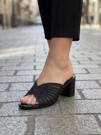 Grossista Cink Me - (Taglia grande) Mules con tacco quadrato in similpelle e cinturino in rete traslucida con strass sintetici Grossista Cink Me - (Taglia grande) Mules con tacco quadrato in similpelle e cinturino in rete traslucida con strass sintetici