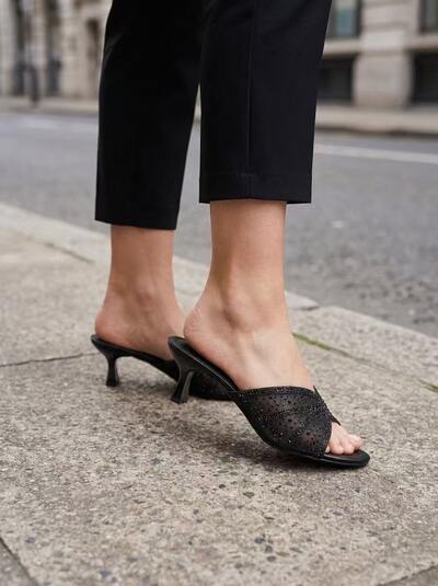 Grossista Cink Me - Mules a punta tonda in similpelle e rete traslucida con motivi di strass, tacco quadrato Grossista Cink Me - Mules a punta tonda in similpelle e rete traslucida con motivi di strass, tacco quadrato