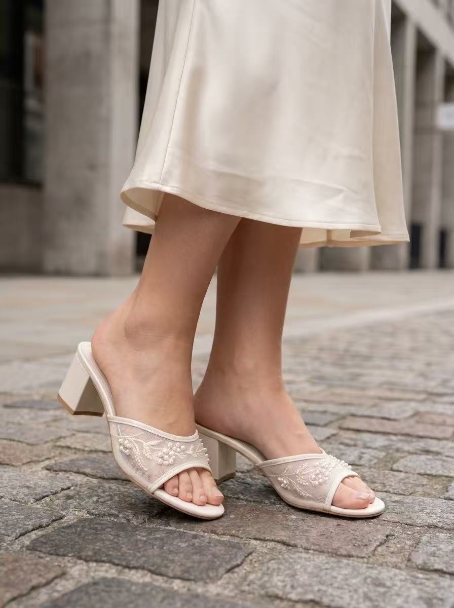 Grossista Cink Me - Mules con tacco quadrato in similpelle e rete traslucida con motivi floreali ricamati in perle Grossista Cink Me - Mules con tacco quadrato in similpelle e rete traslucida con motivi floreali ricamati in perle