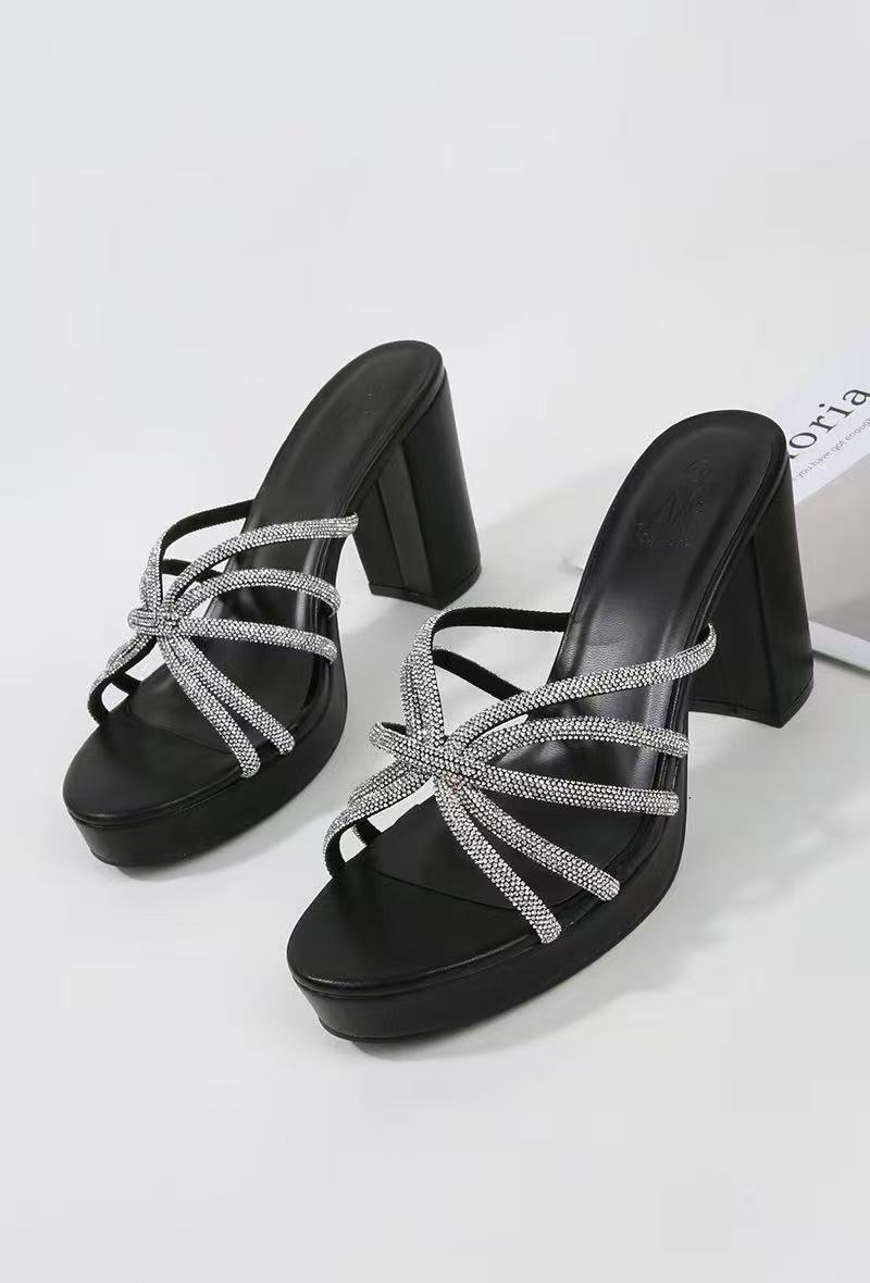 Grossista Cink Me - (Taglia grande) Mules con suola spessa e tacco alto quadrato in similpelle e cinturini incrociati con strass Grossista Cink Me - (Taglia grande) Mules con suola spessa e tacco alto quadrato in similpelle e cinturini incrociati con strass