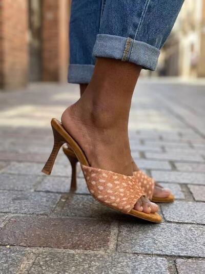 Grossista Cink Me - Mules in camoscio sintetico a punta con tacco sottile quadrato Grossista Cink Me - Mules in camoscio sintetico a punta con tacco sottile quadrato