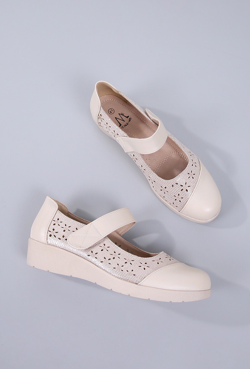 Grossiste Cink Me - Sandales à motifs fleurs perforés dans simili et bride scratch