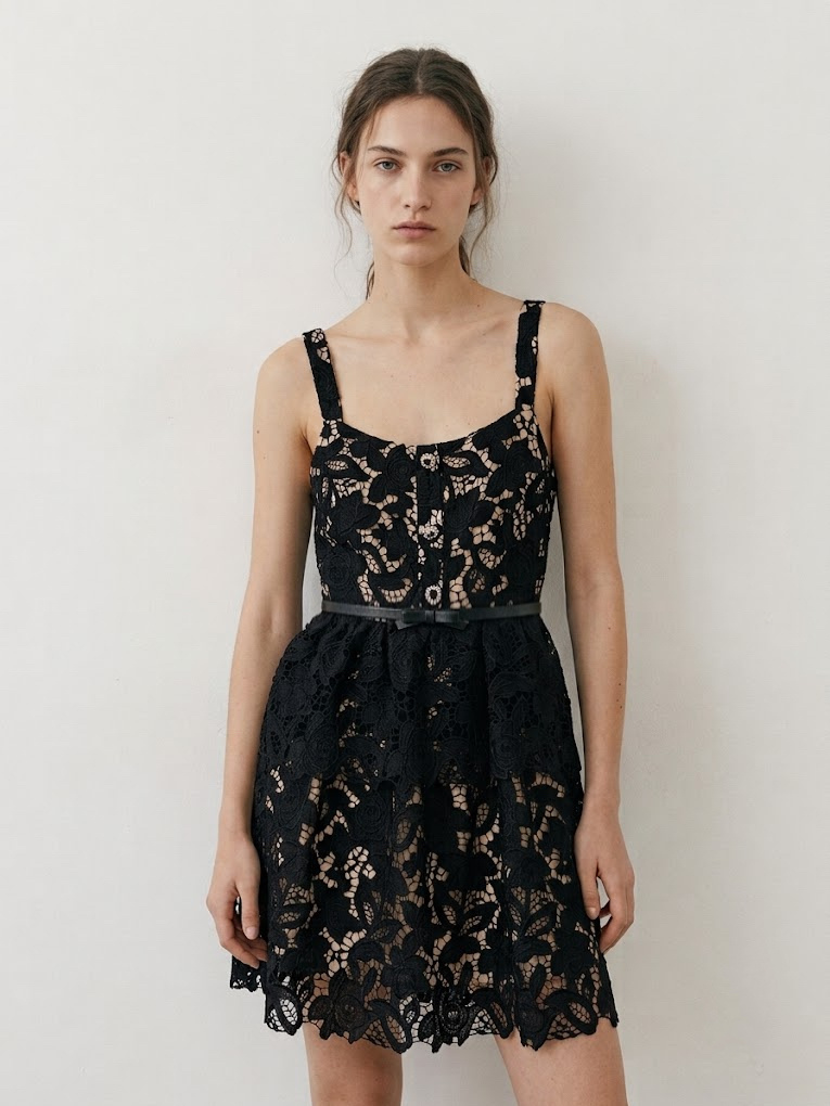 Grossiste CIVICO 1 - Robe courte en dentelle florale avec ceinture – style élégant et romantique