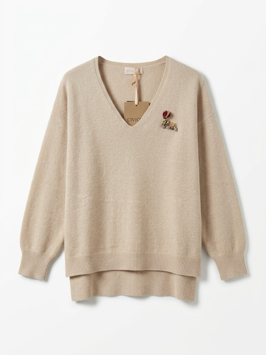 Grossiste CIVICO 1 - Pull Femme Oversize à Col V, Ourlet Asymétrique et Broches Bijoux