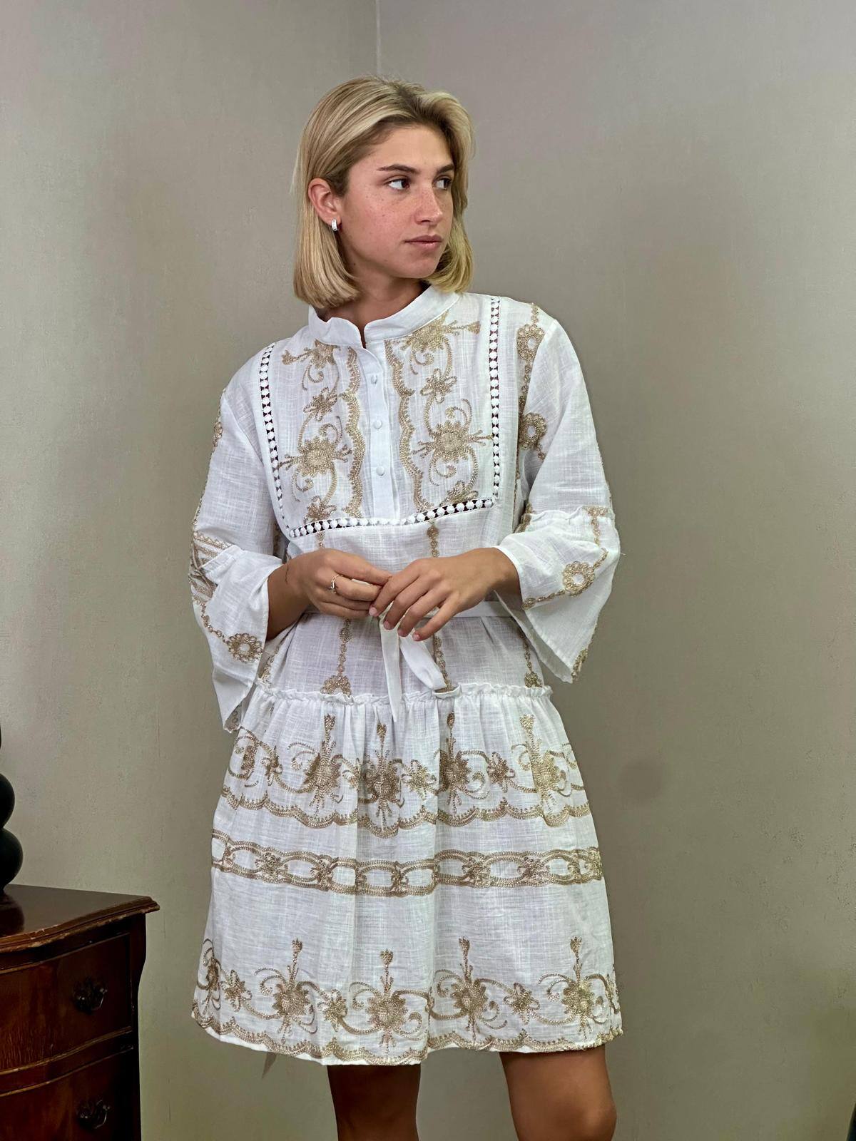 Wholesaler CLASSIC&CO - Chic short dress with oriental embroidery