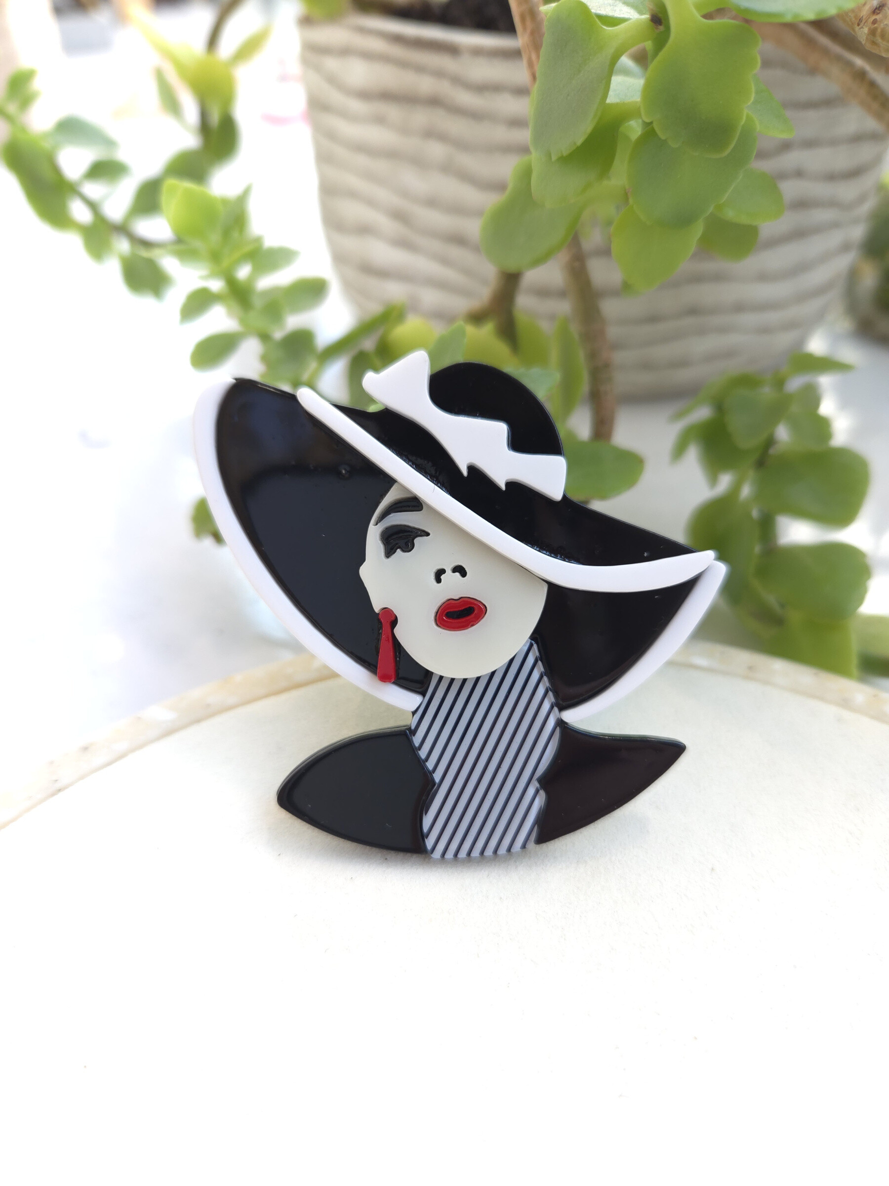 Wholesaler CLEDOR - Woman with black and white hat