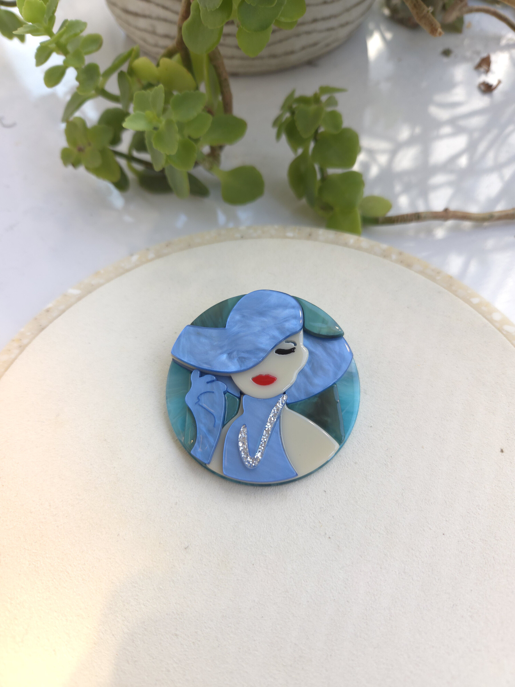 Wholesaler CLEDOR - Round brooch with woman motif