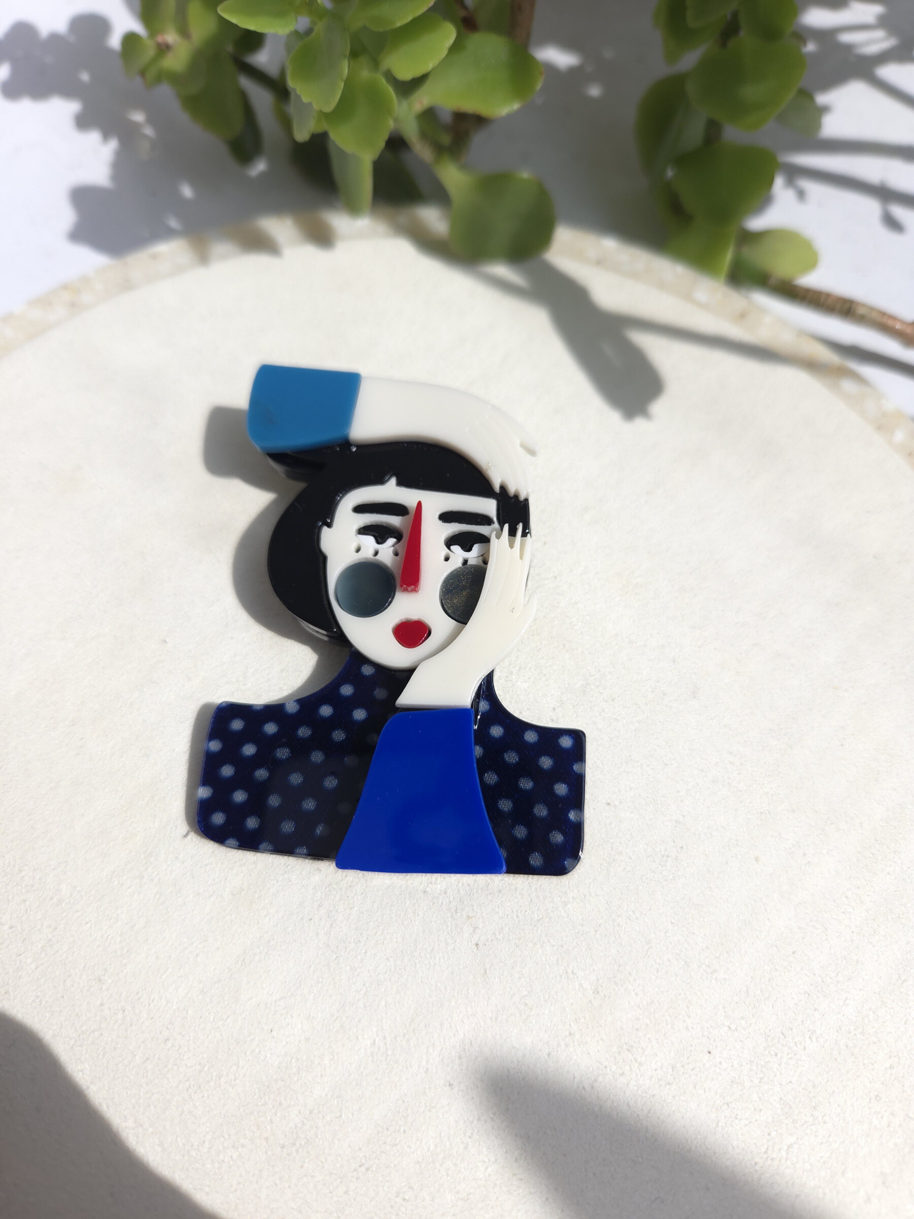 Wholesaler CLEDOR - Women's brooch with hand on face