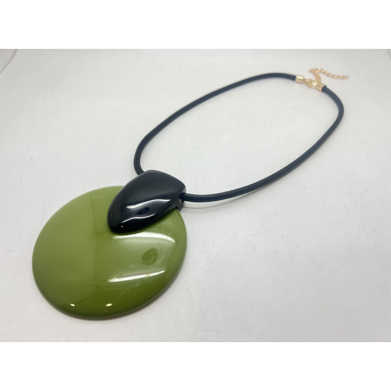 Grossista CLEDOR - Collana in resina con un ciondolo a vaso completo. Link in link.