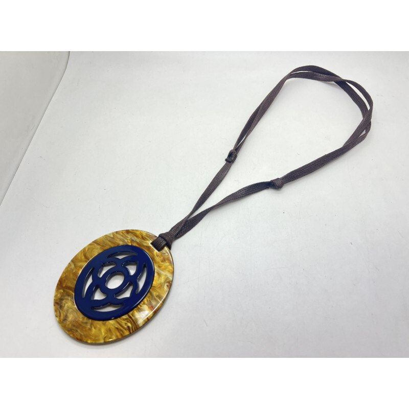 Grossiste CLEDOR - Collier dont le centre rappelle une amulette