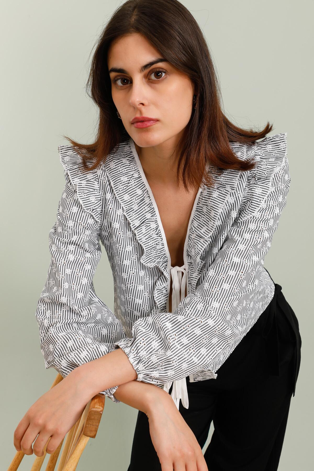 Grossiste Copperose - Blouse volantée à rayure en broderie ajouré avec liens à nouer