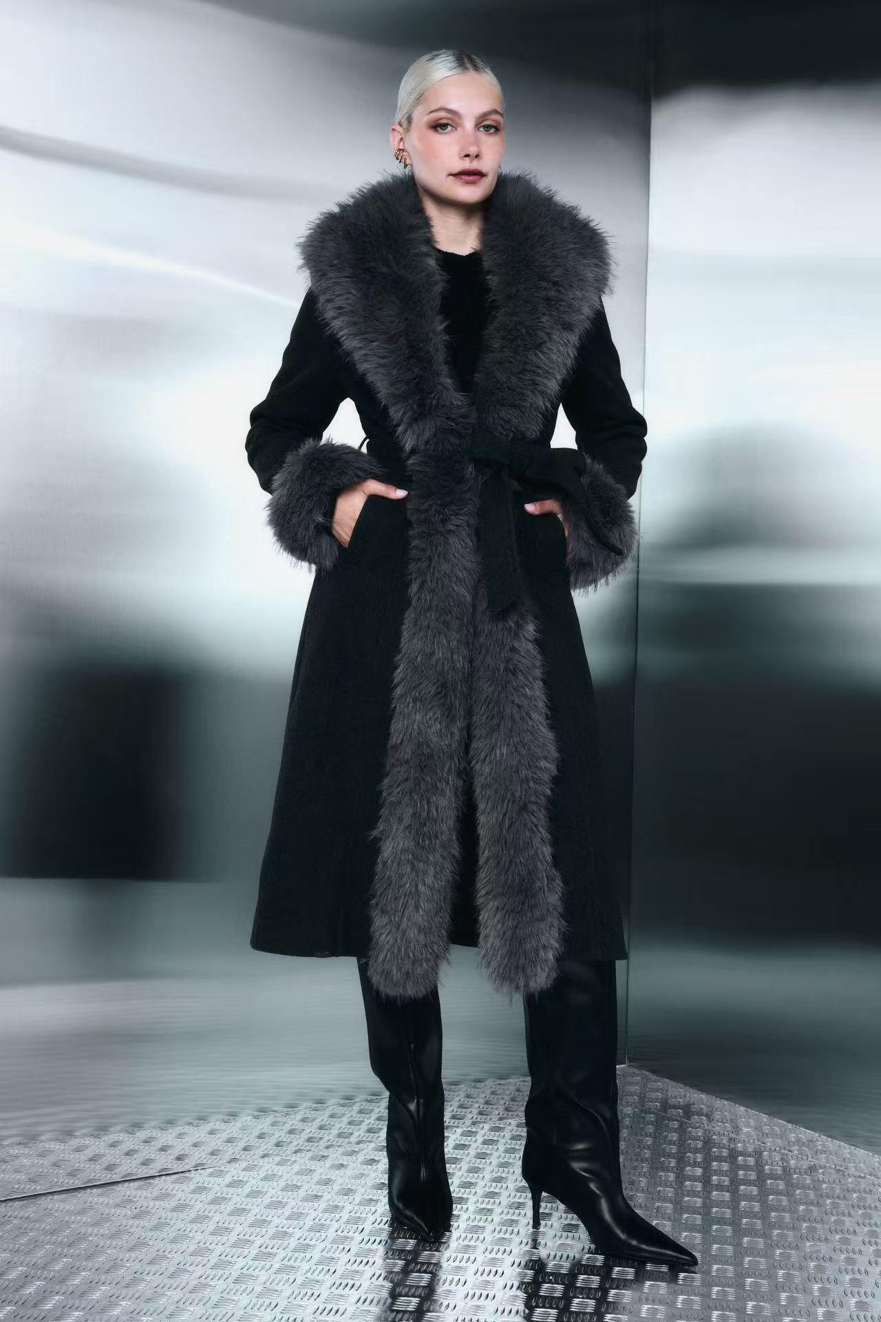 Grossiste Copperose - Manteau long avec col et manchettes en fausse fourrure