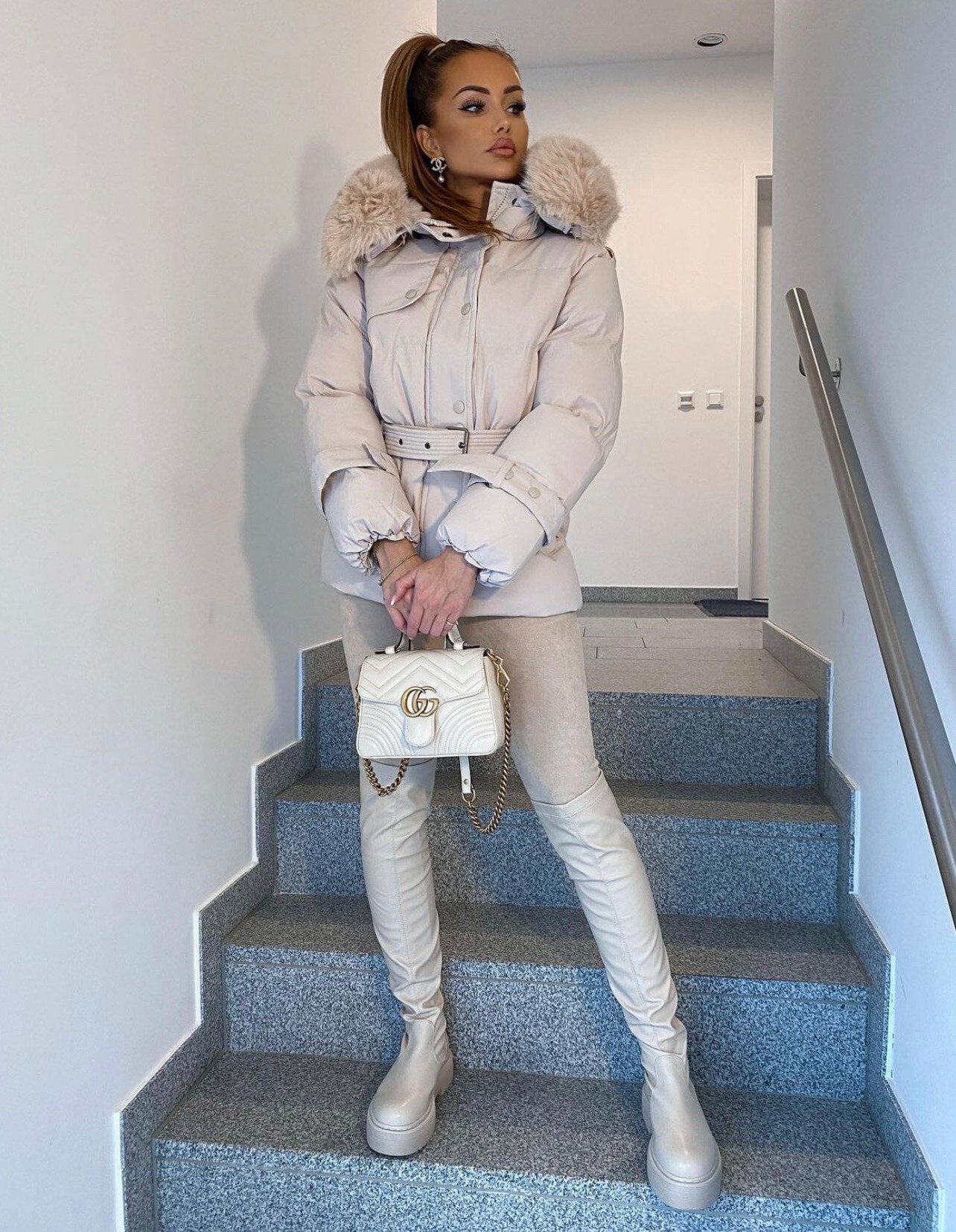 Großhändler Copperose - GÜRTELTE DAUNENJACKE MIT KUNSTFELLKAPUZE UND TRENCH-LATZ