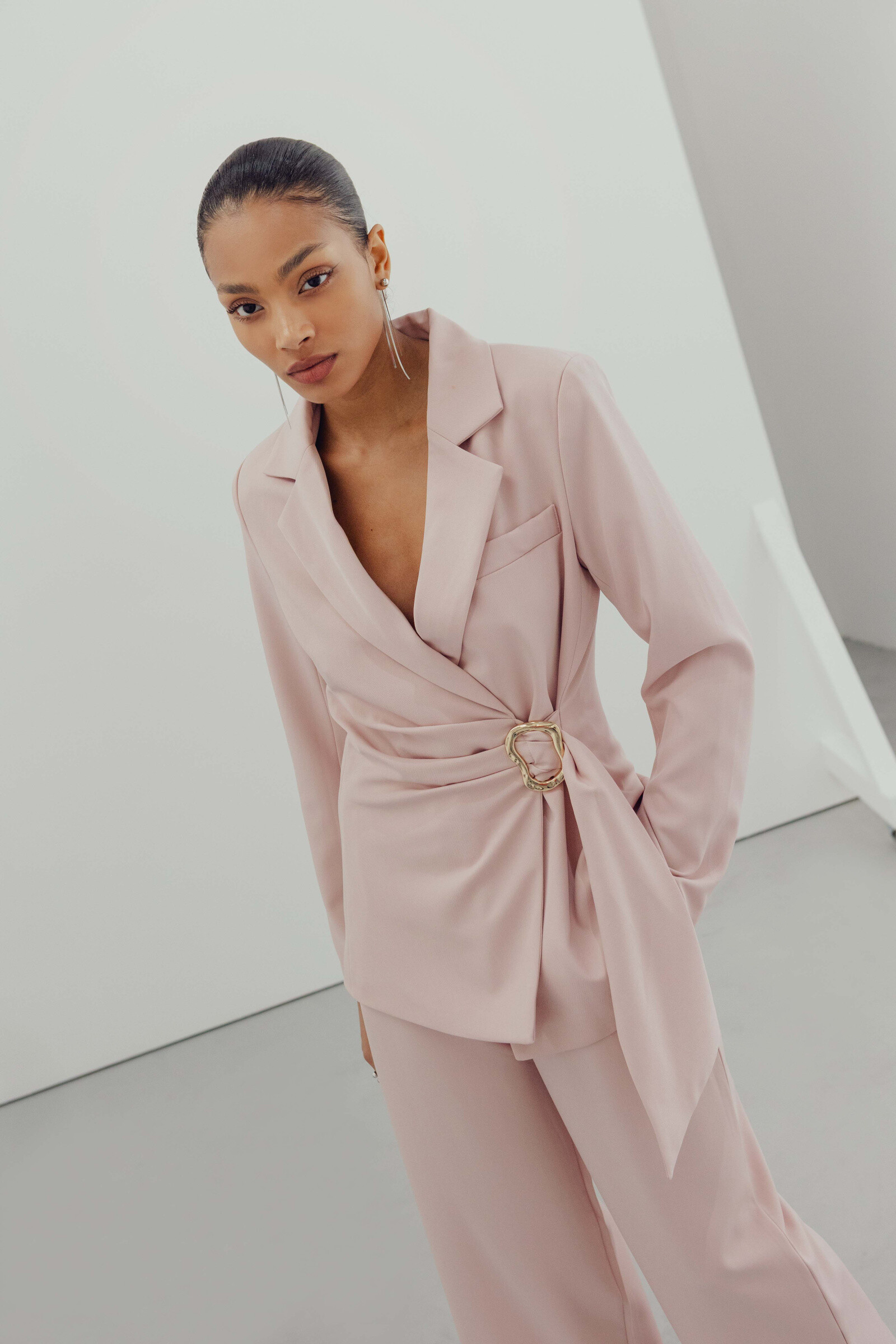 Grossiste Copperose - Ensemble veste orné de boucle et pantalon élégante