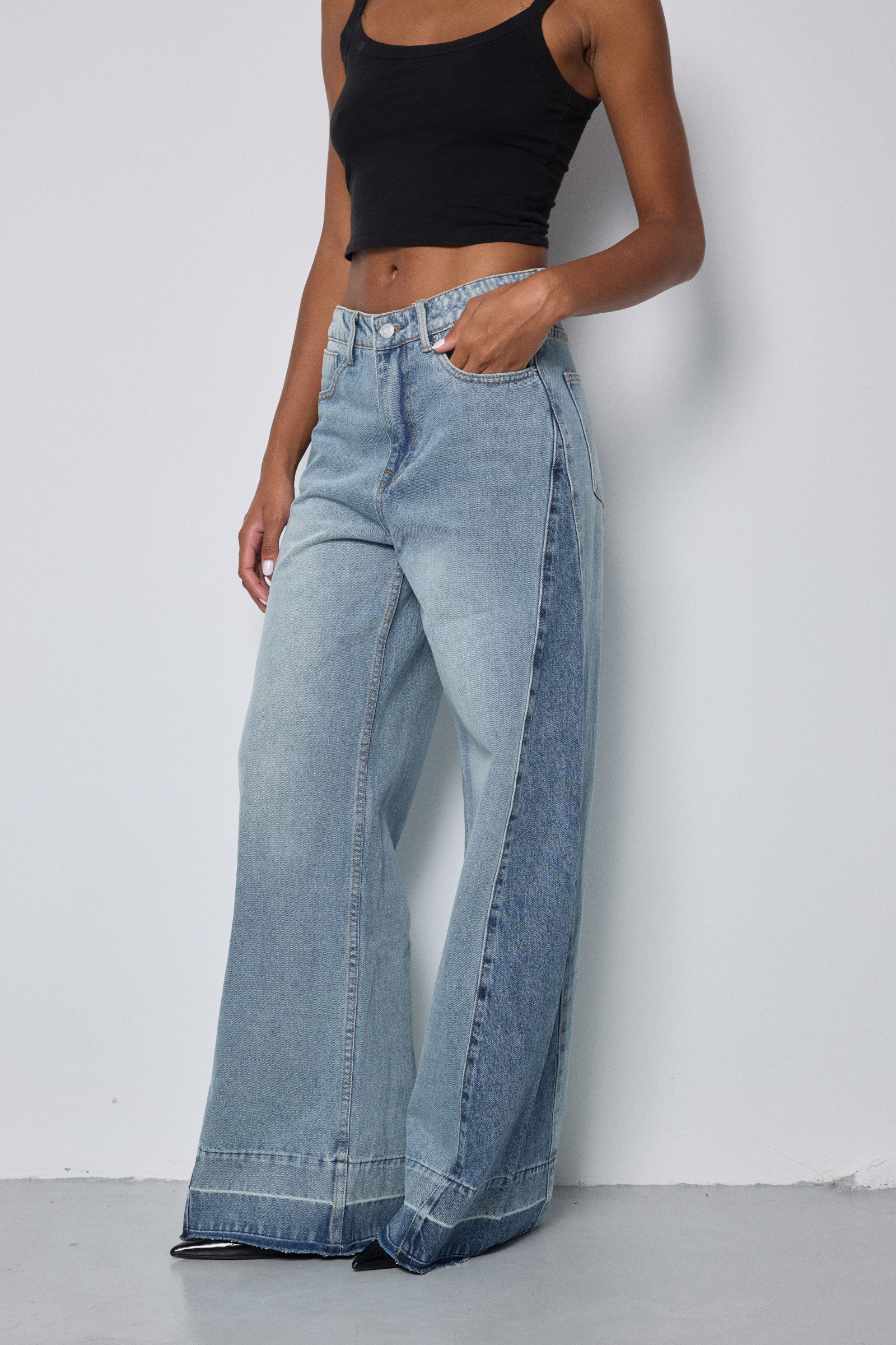 Großhändler Copperose - DENIMHOSE MIT SEITLICHEN PANEELNÄHTEN UND VERLAUFENDER FARBE