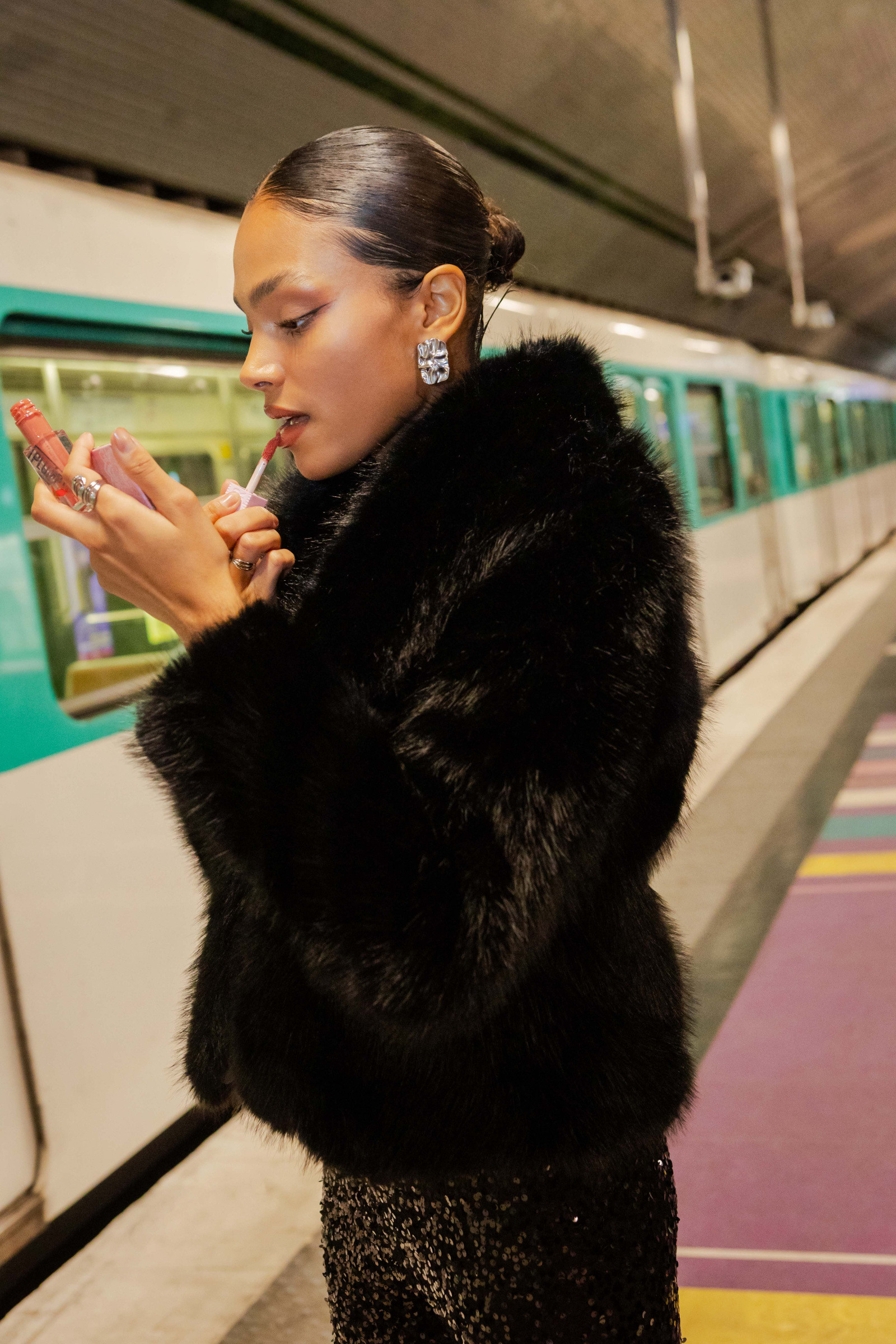 Manteau En Fausse Fourrure Papaye Noir Et Violet - Taille Petite Occasion Très Bon état