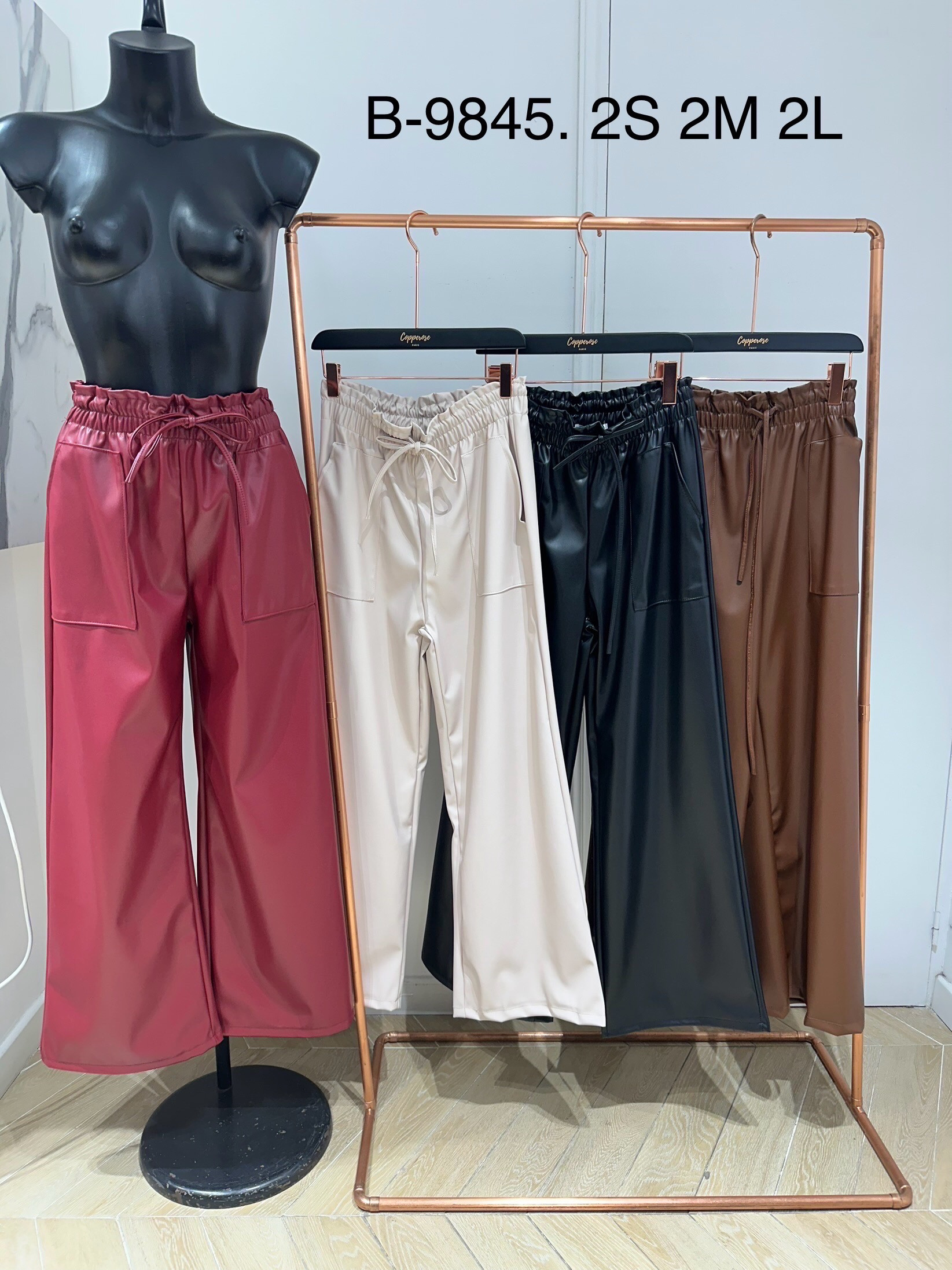 Großhändler Copperose Outlet - Kunstlederhose mit Krawatte