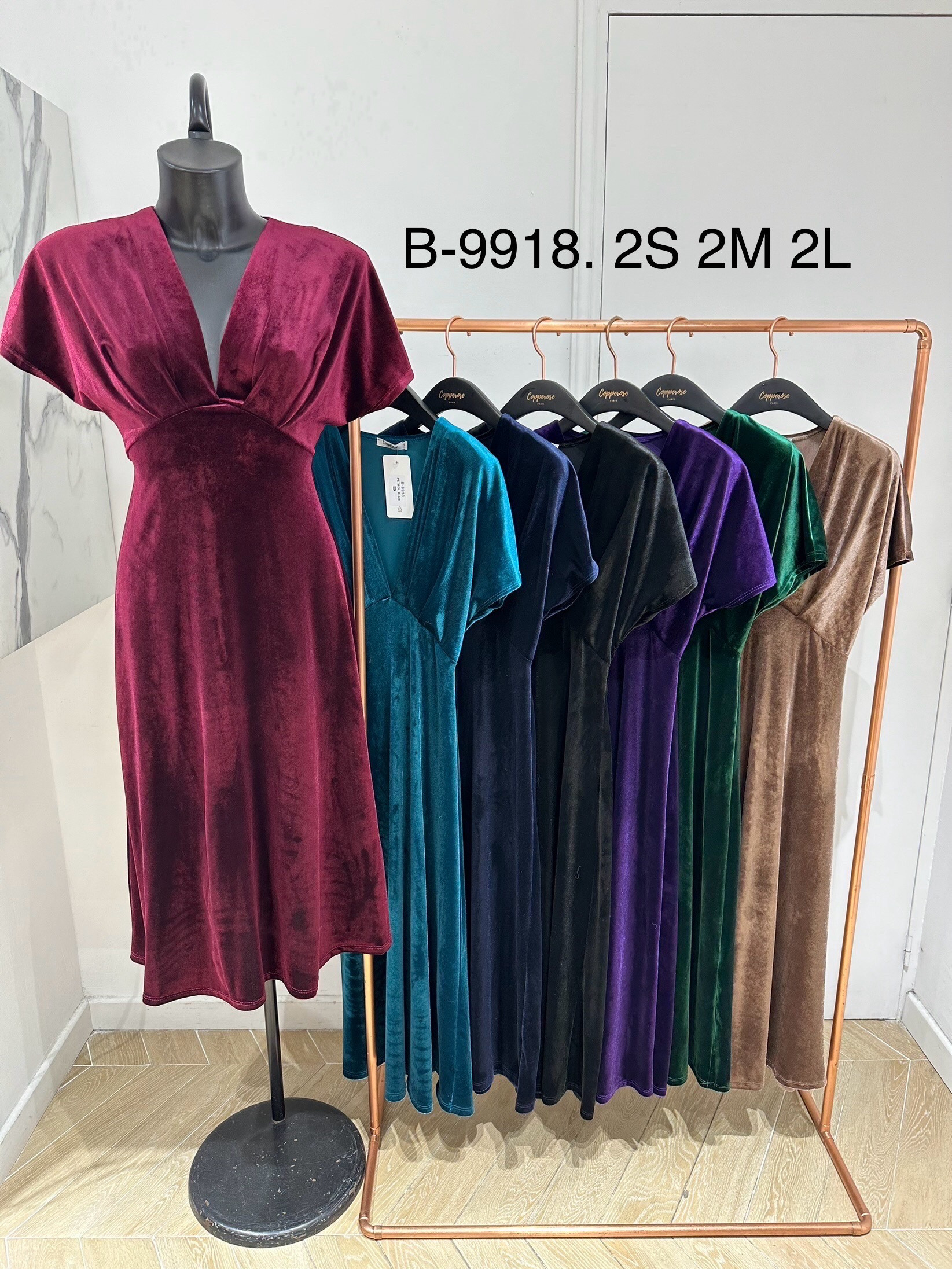 Mayorista Copperose Outlet - Vestido midi de terciopelo con cuello de pico
