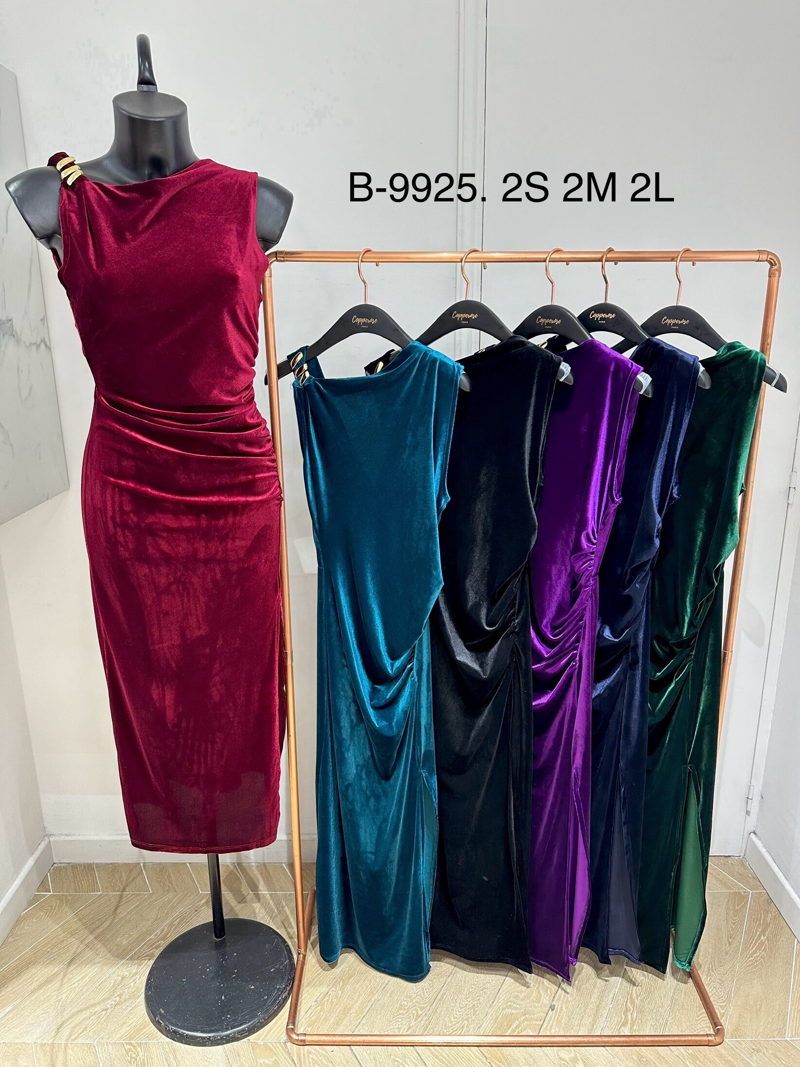 Grossiste Copperose - Robe longue en velours asymétrique avec déco sur bretelle