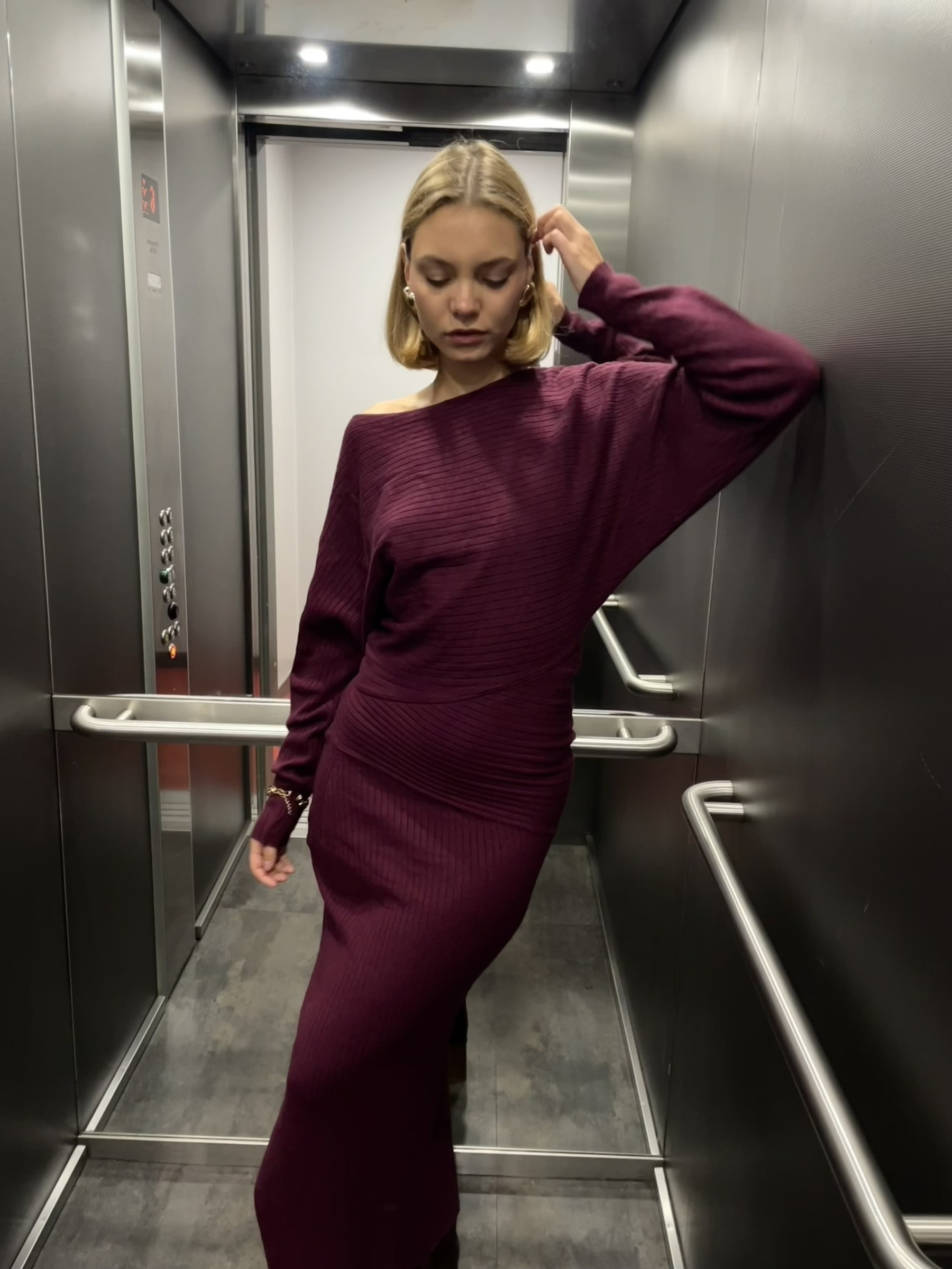 Großhändler Copperose - LANGES STRICKKLEID MIT ASYMMETRISCHEM AUSSCHNITT