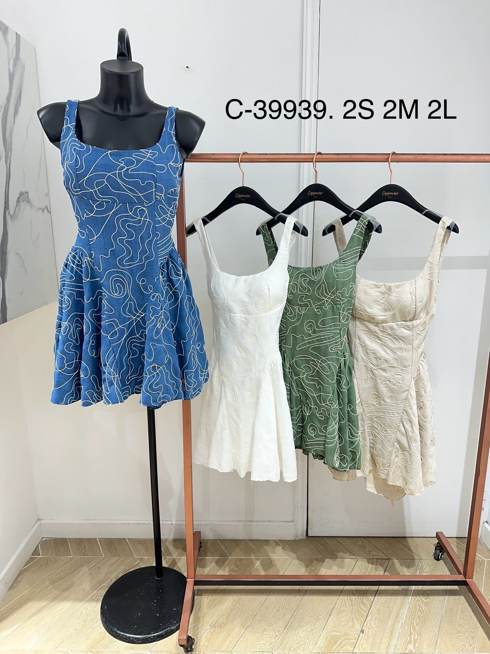 Grossiste Copperose - Robe courte brodée avec dos nu et nœud