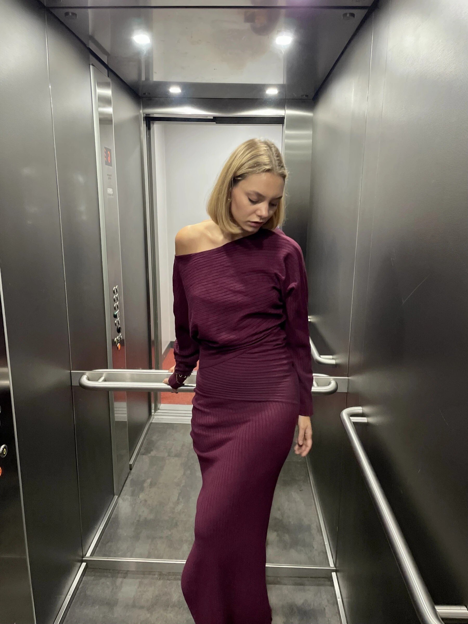 Grossiste Copperose - ROBE LONGUE EN MAILLE CÔTELÉE À ENCOLURE ASYMÉTRIQUE