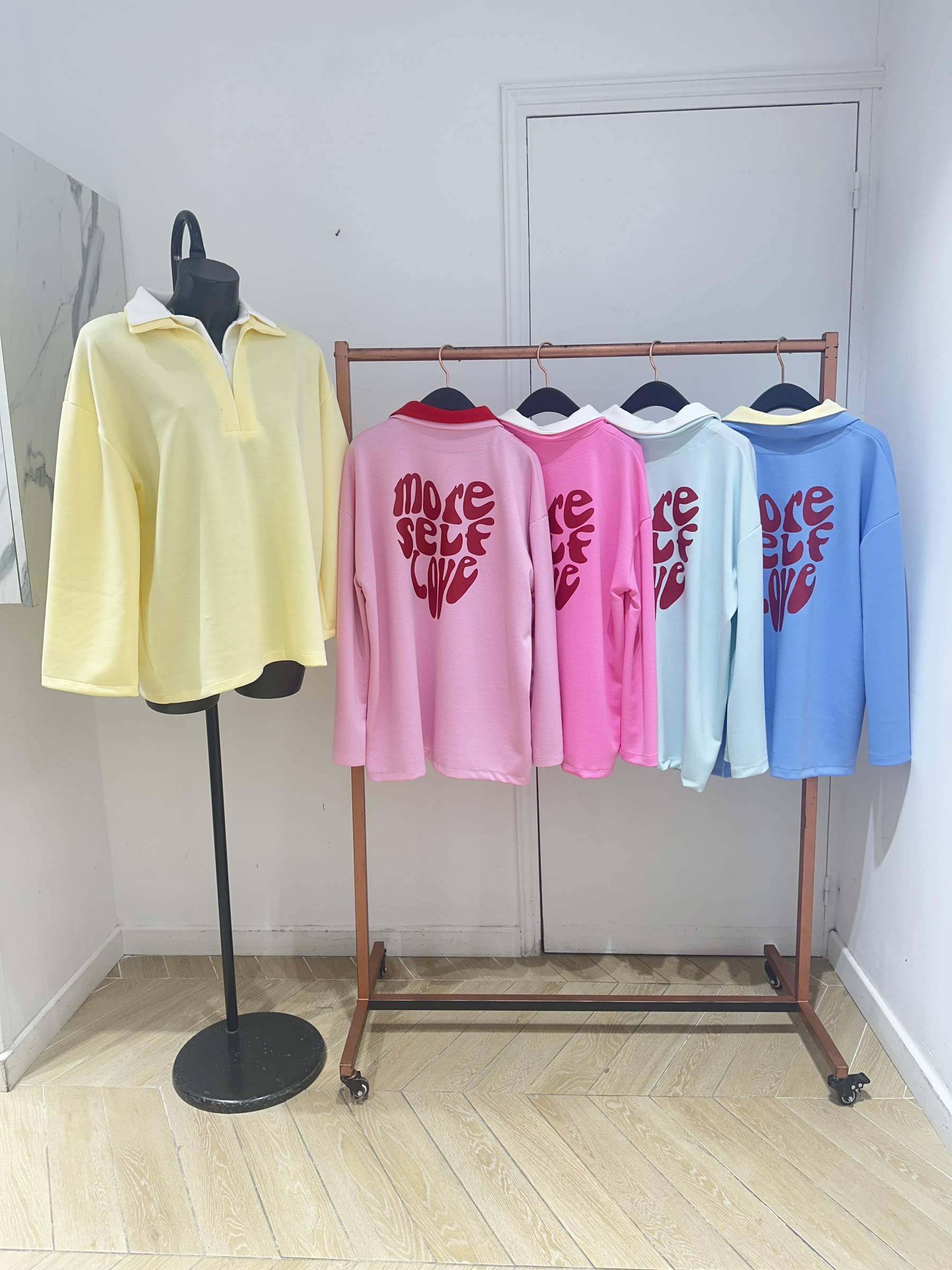 Grossiste Copperose - PULL POLO OVERSIZE À MOTIF CŒUR « MORE SELF LOVE »