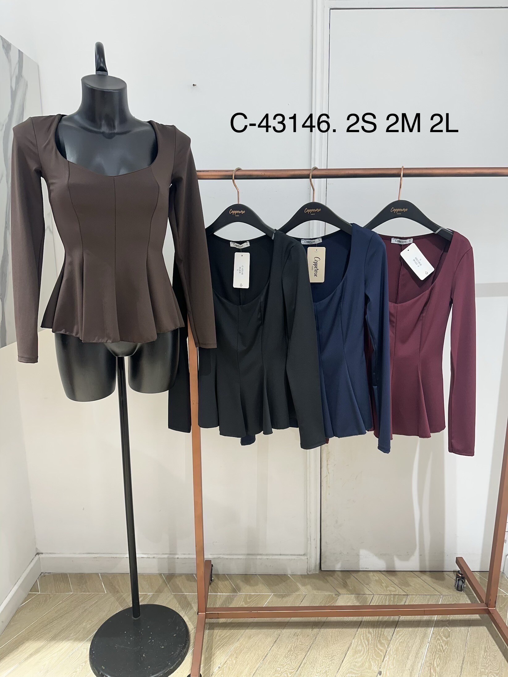 Grossiste Copperose - HAUT À ENCOLURE CARRÉE ET BAS PEPLUM