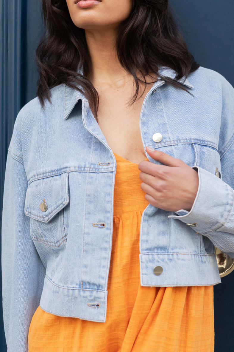 Großhändler Copperose - kurze Jeansjacke mit geknöpften Pattentaschen
