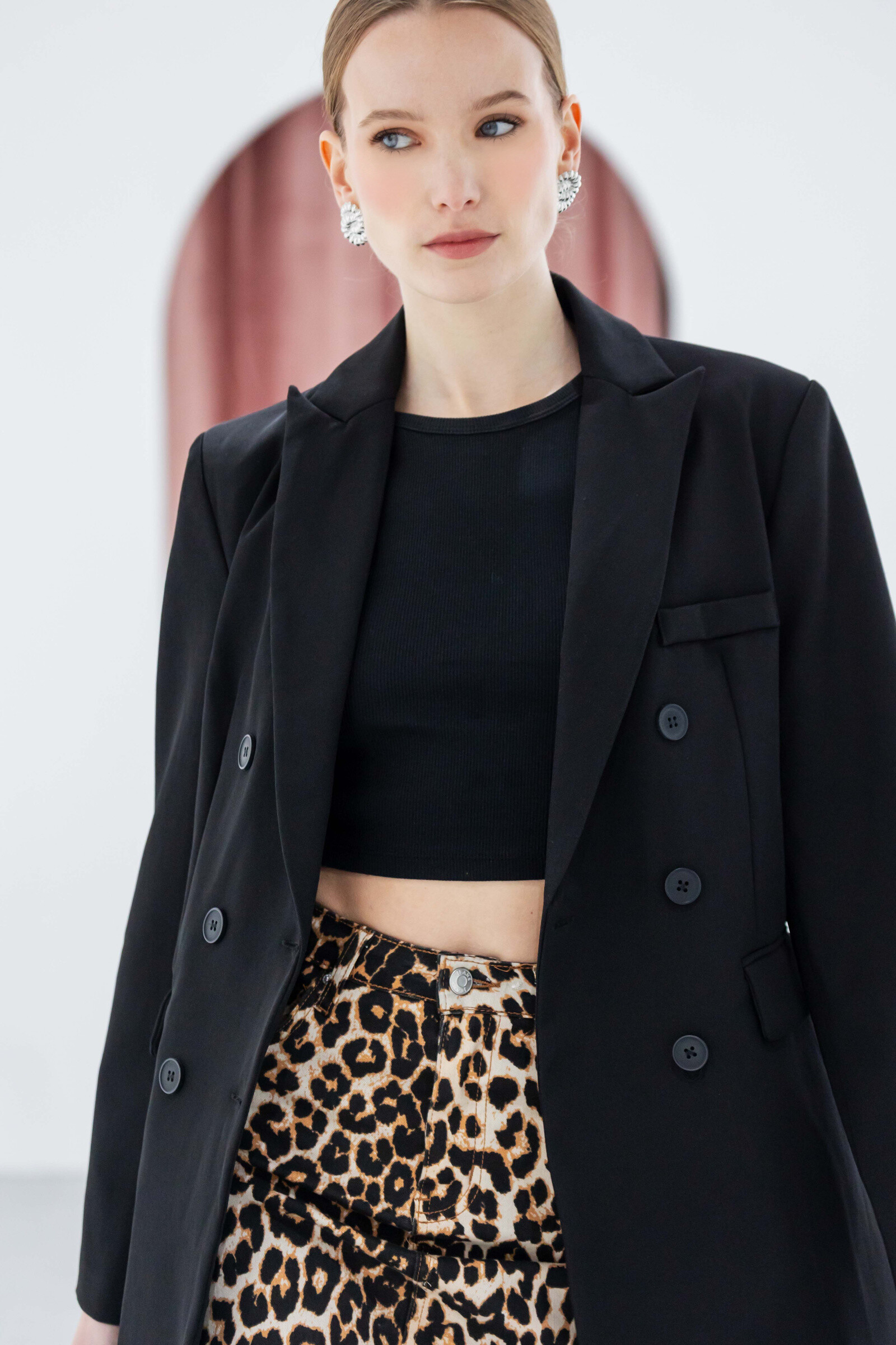 Grossista Copperose - giacca stile blazer leggermente aderente con spalline e tasche con patta