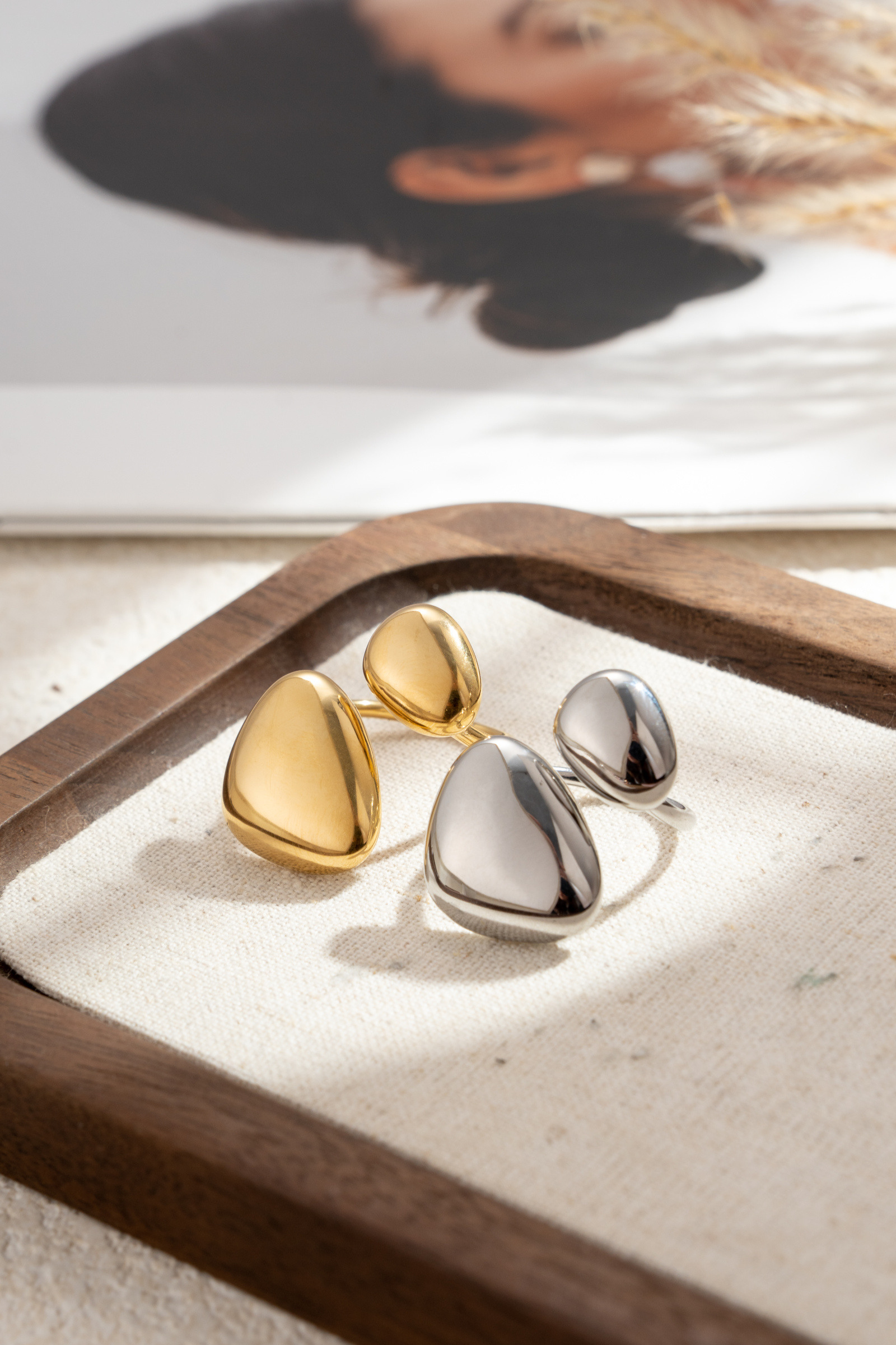 Mayorista COSMOS - Conjunto de dos anillos triangulares redondeados modernos en dorado y plateado, diseño minimalista, acero inoxidable